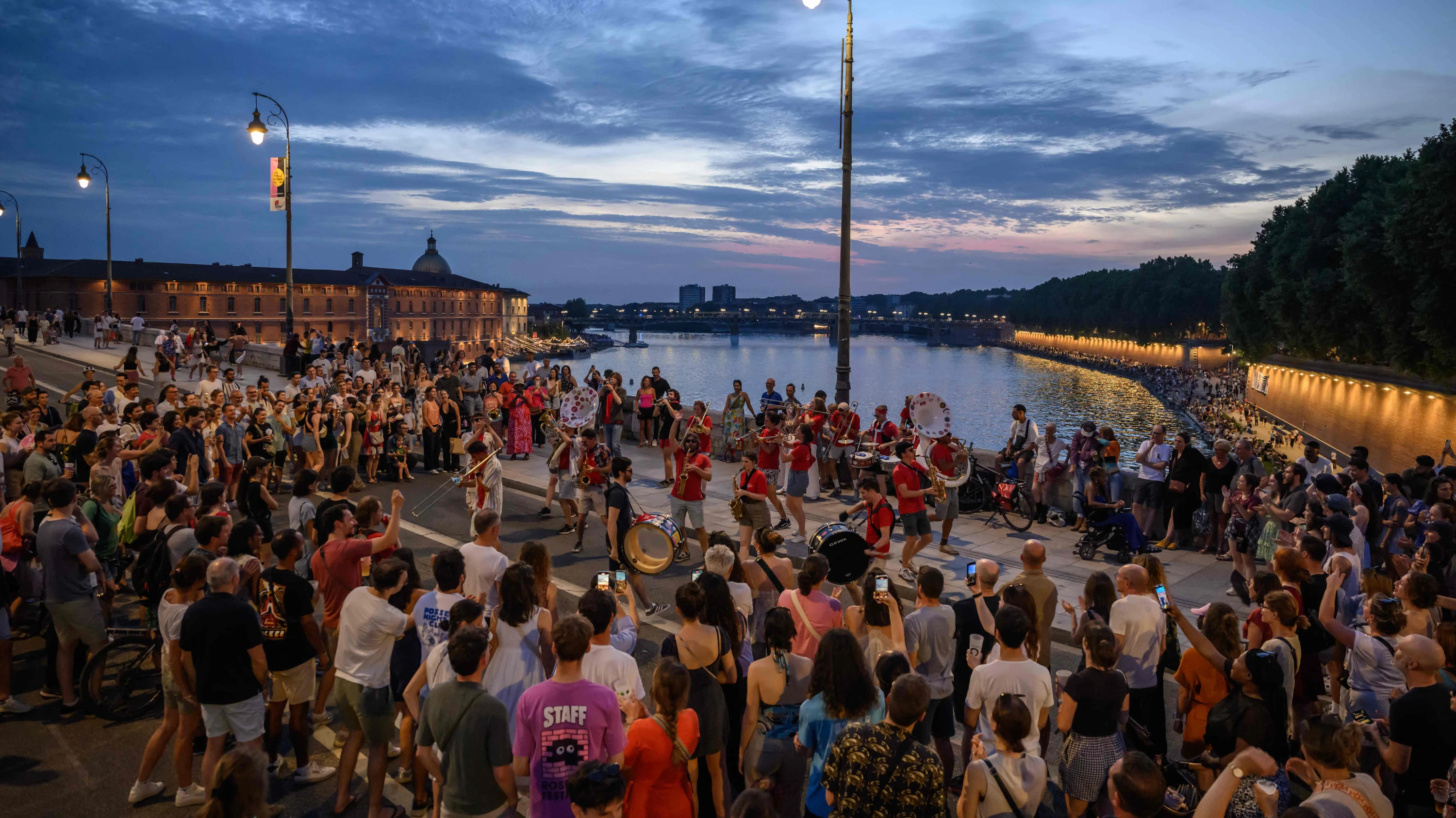 Musiker spielen während der jährlichen „Fête de la Musique“ in einer Straße in Toulouse, Frankreich, am 21. Juni 2025. - AFP