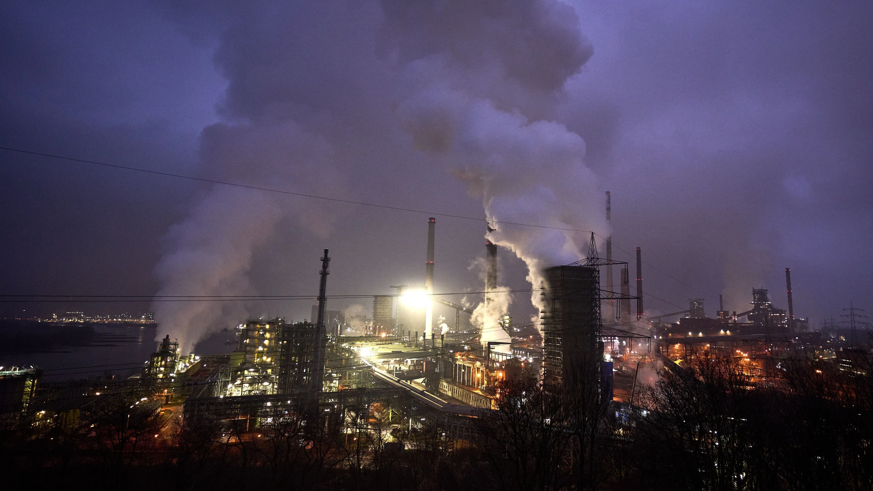 Viel Dampf: Kokerei Schwelgern von Thyssenkrupp Steel am Ufer des Rheins. - dpa