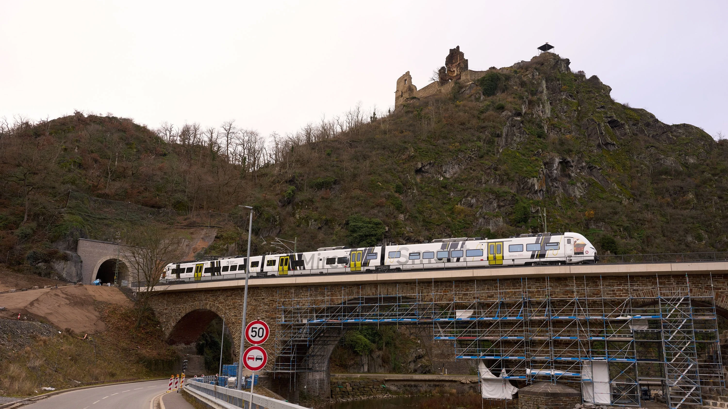 Einer der neuen elektrischen Triebwagenzüge fährt auf der Strecke der Ahrtalbahn über ein Viadukt bei Altenahr. - dpa