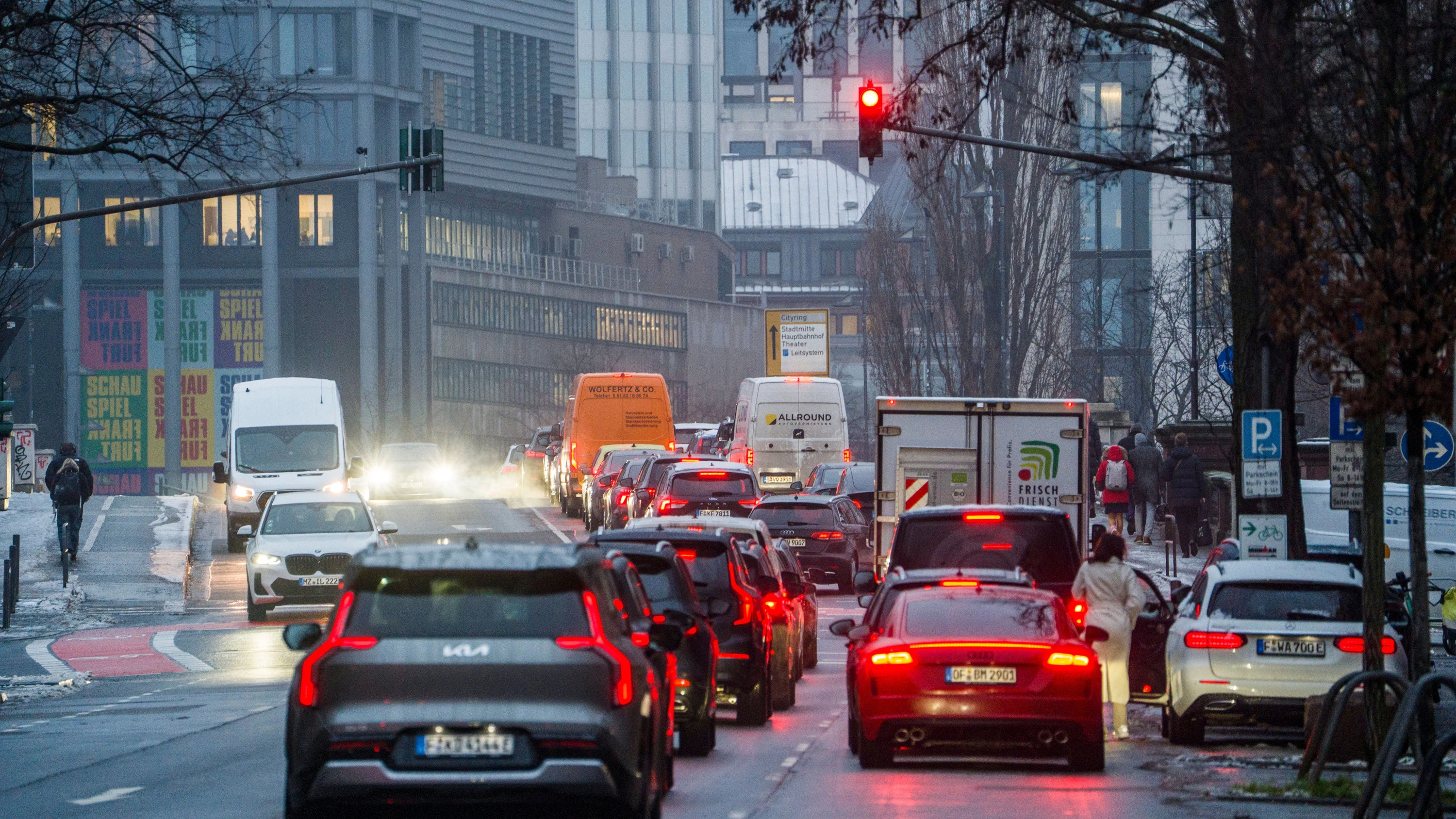 Forsa-Umfrage für Frankfurt: Wenig Zustimmung zur Politik gegen das Auto