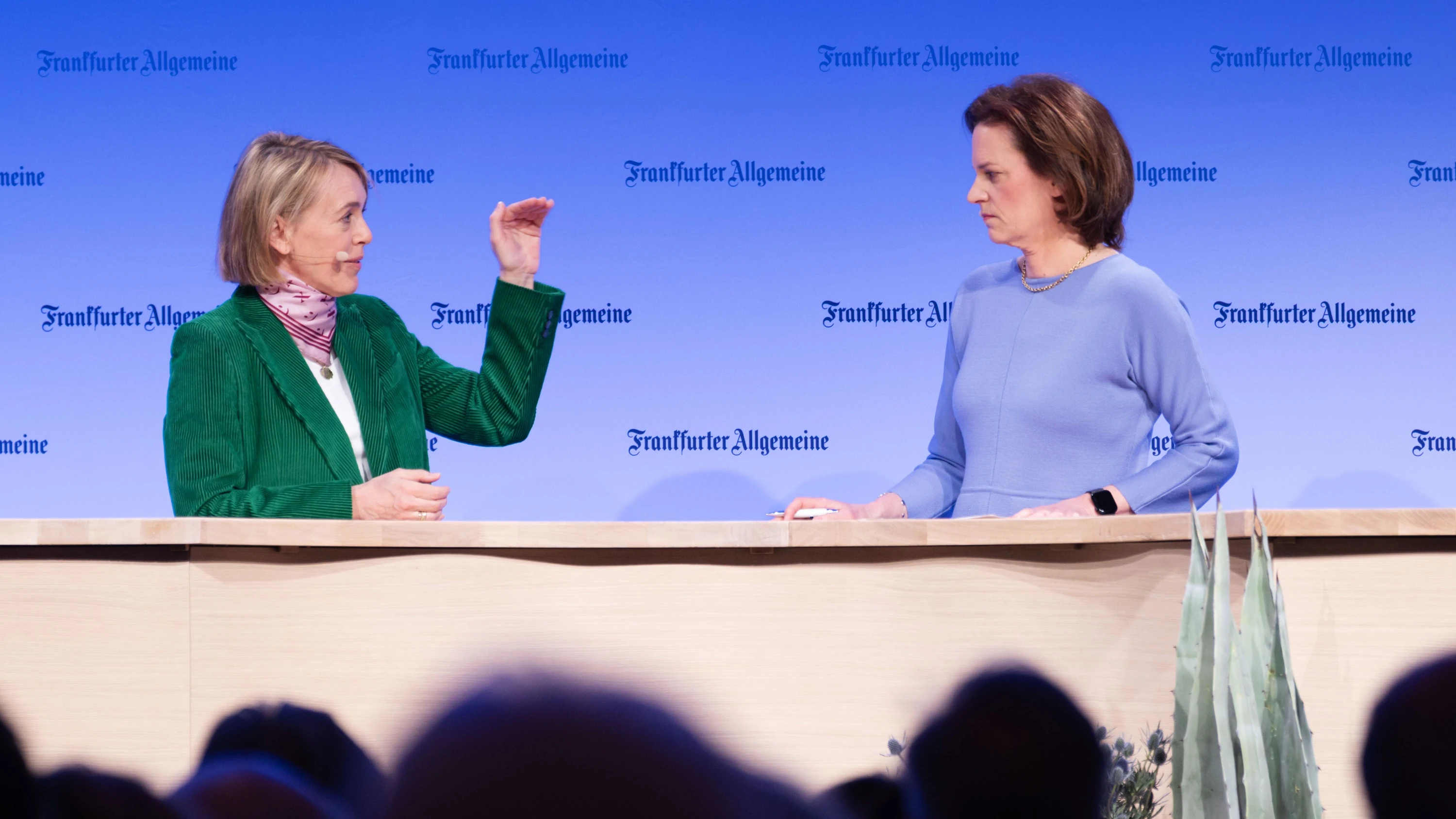 Inken Schönauer (rechts) im Gespräch mit der F.A.Z.-Kolumnistin Christiane von Hardenberg . - Frank Röth