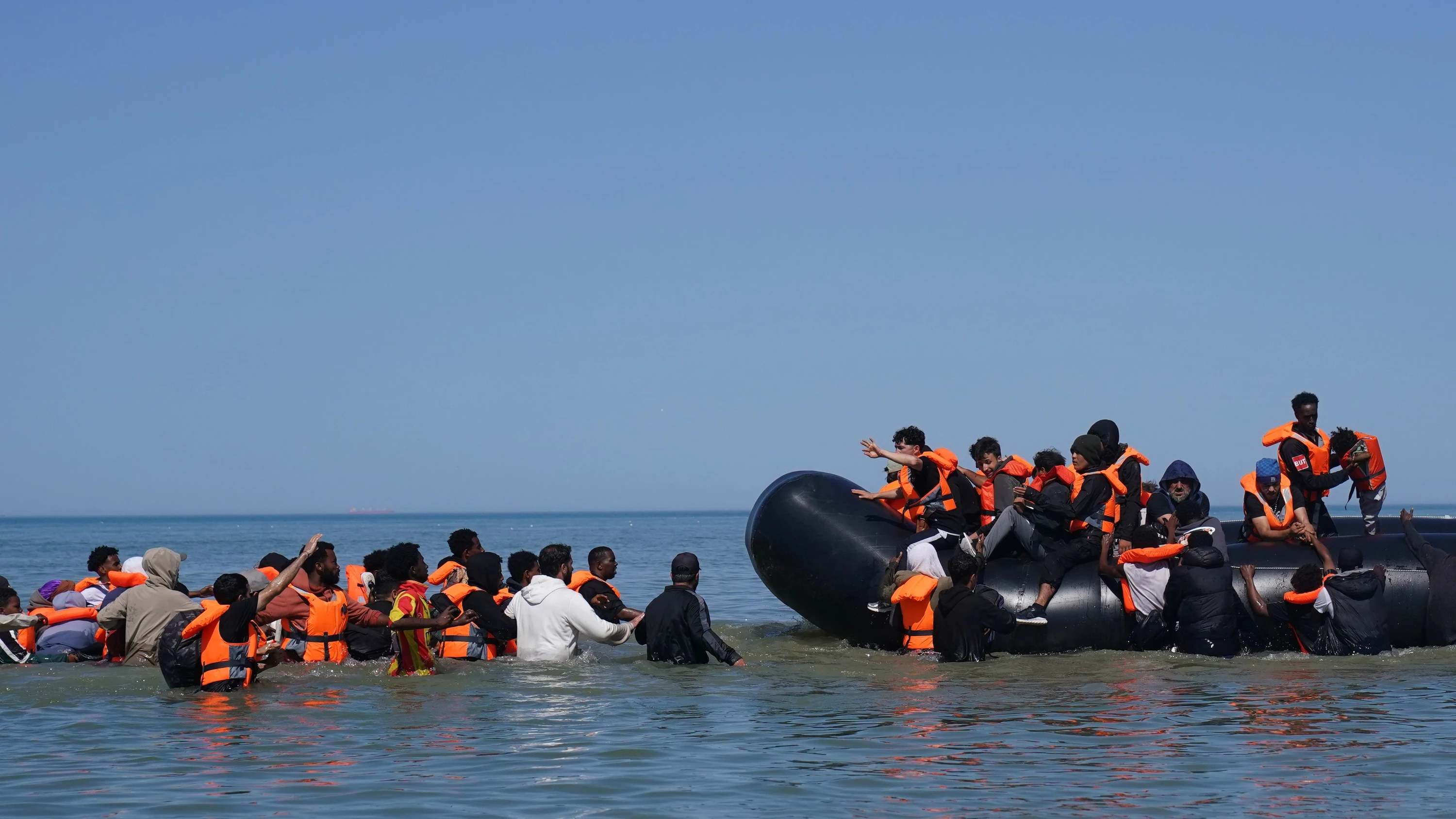 Ärmelkanal im Fokus: Dutzende Migranten wagen gefährliche Überfahrt
