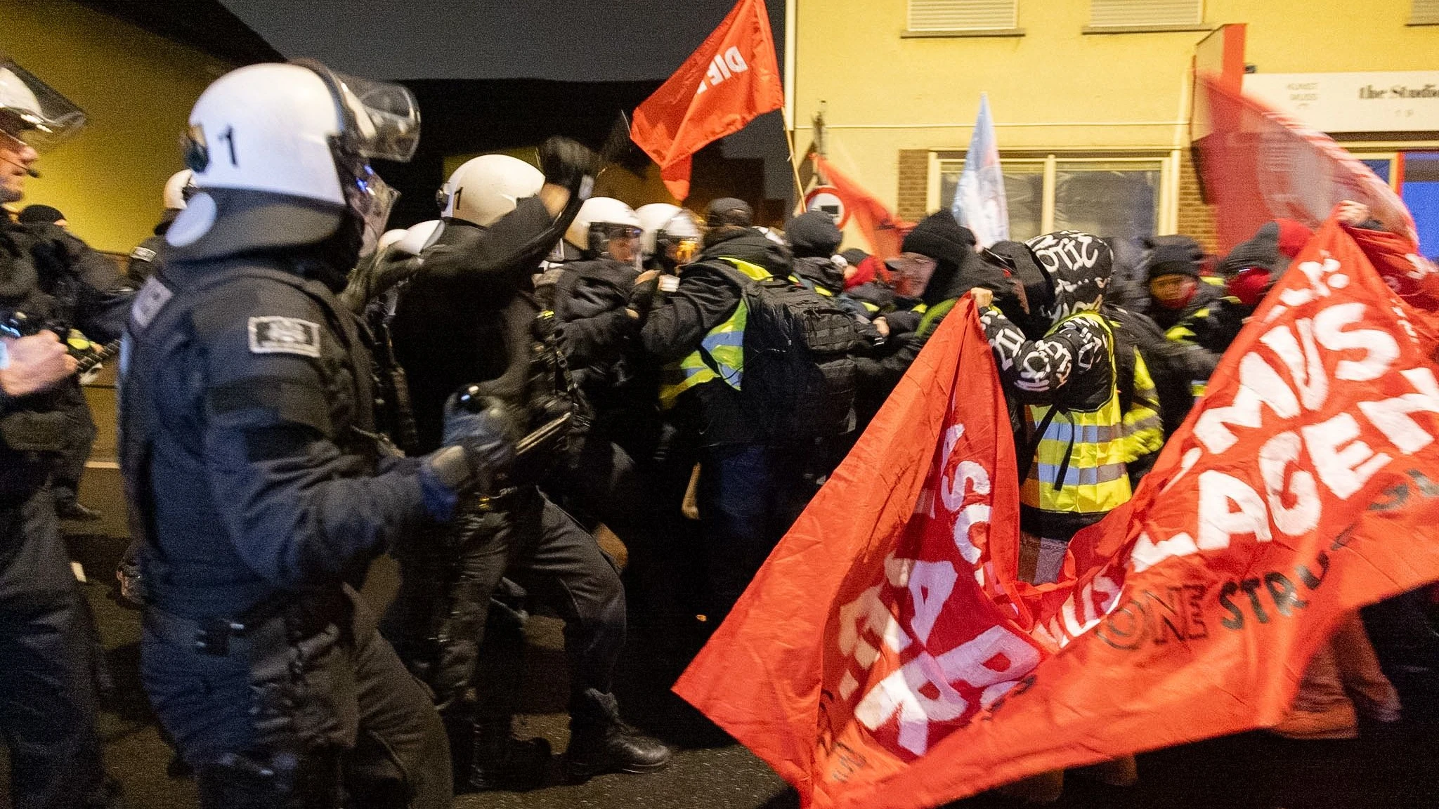 AfD-Jugend in GIeßen: Hunderte Meter langer Protestzug zieht durch die Stadt