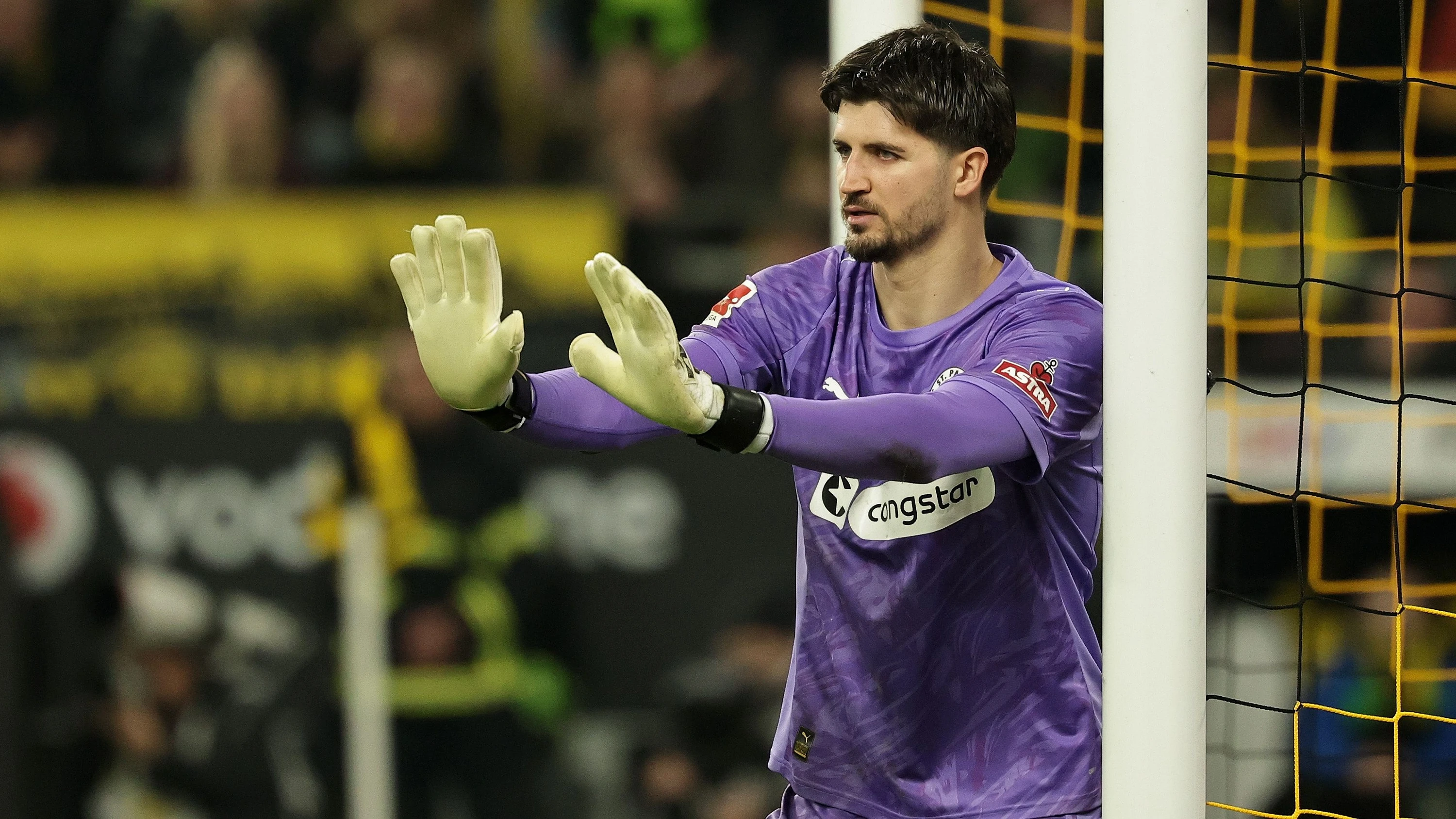 Fußball-Transferticker: Vasilj verlässt St. Pauli