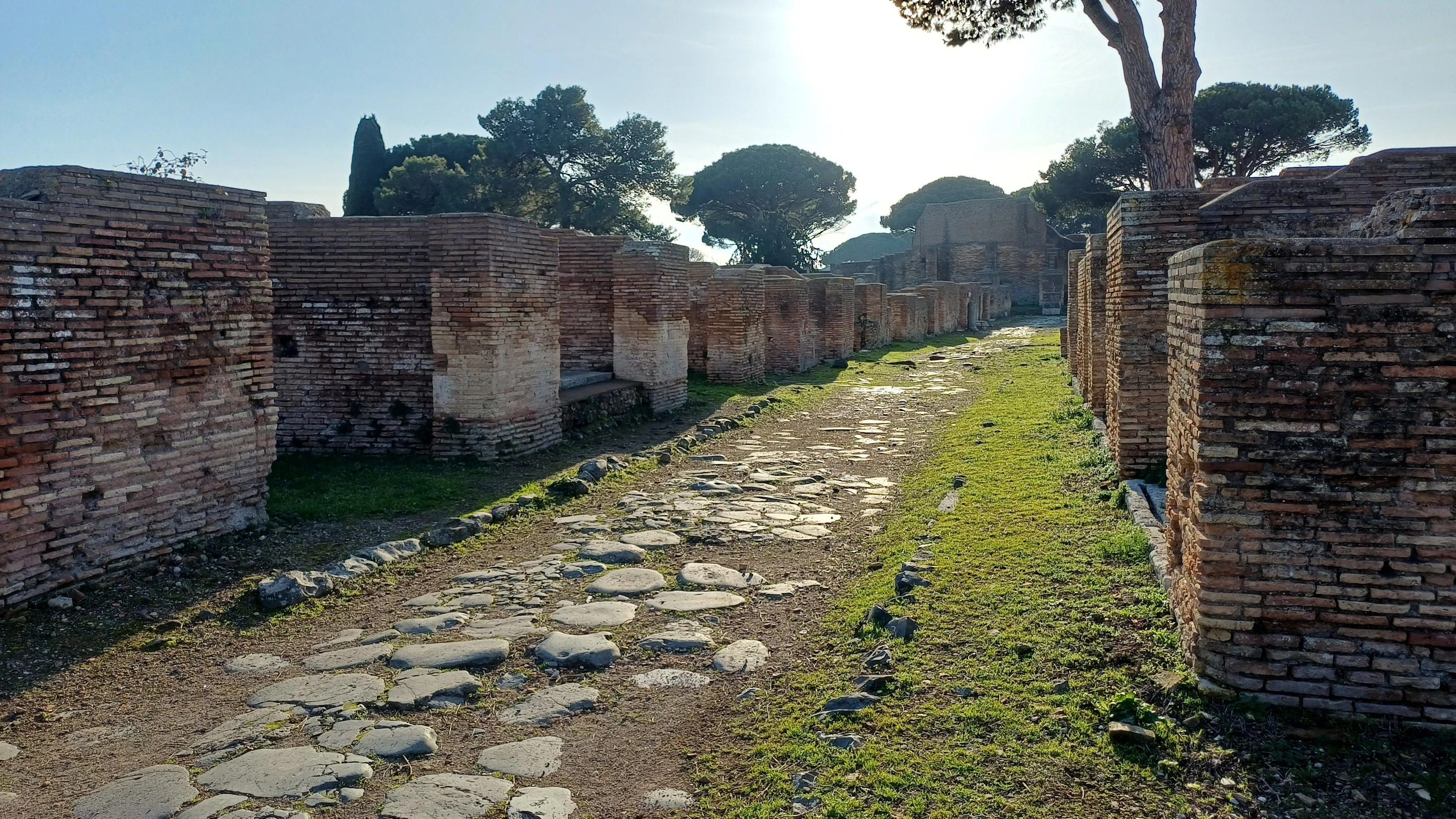 Römerstraße in Ostia Antica, dem antiken Hafen von Rom - Tom Brughmans