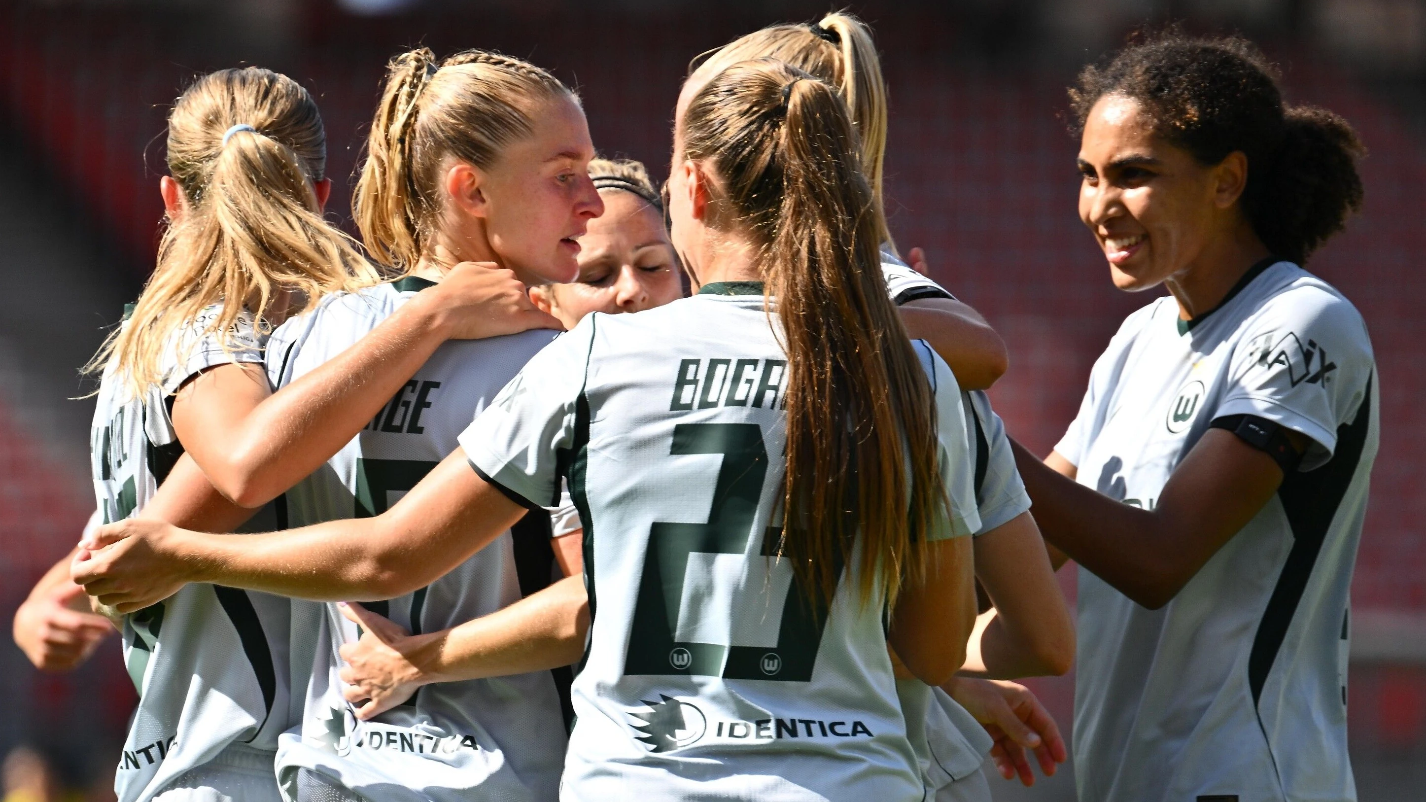 Die Wolfsburgerinnen durften gleich acht Tore in Nürnberg bejubeln. - Sportfoto Zink / Wolfgang Zink