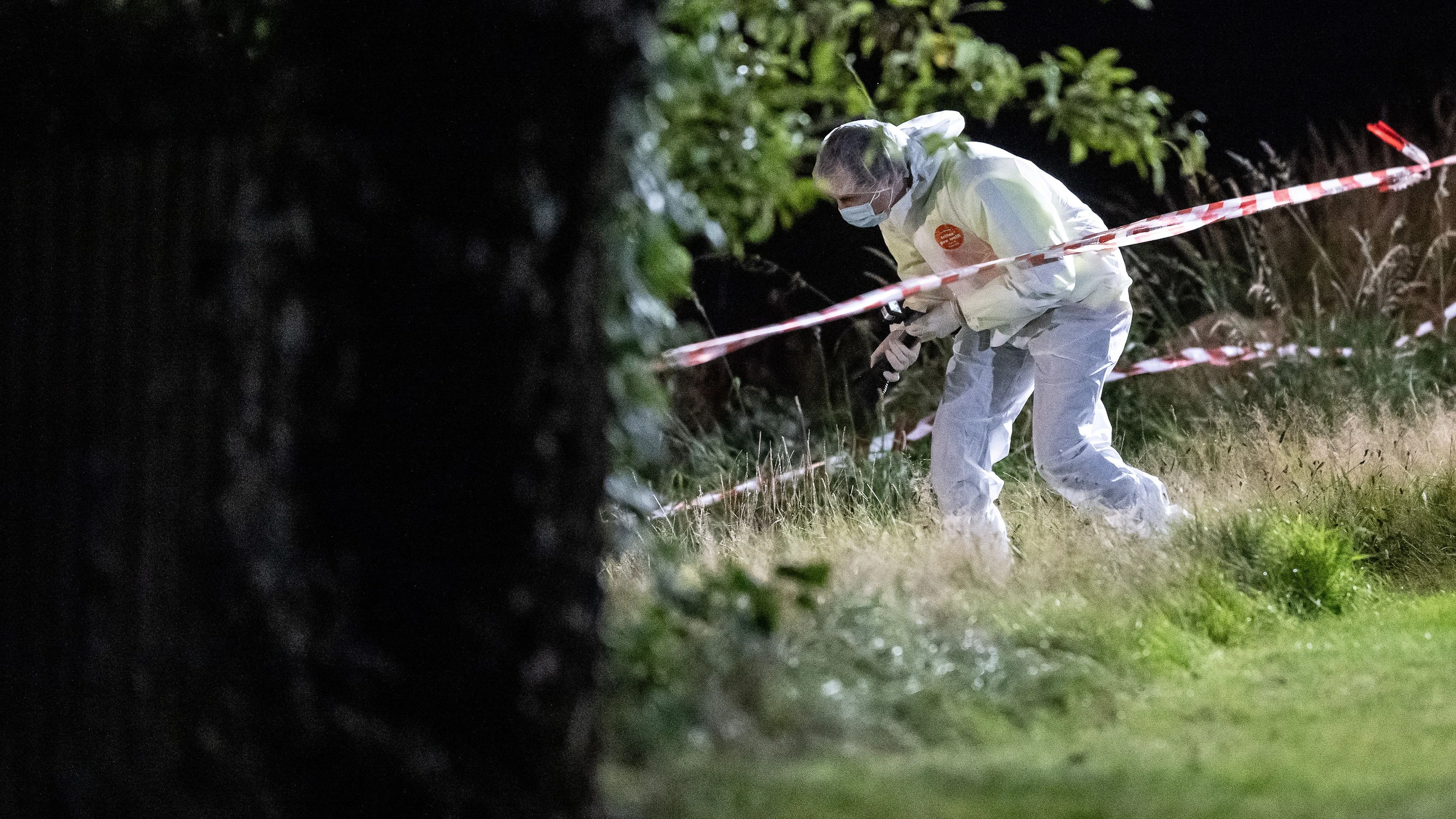 Ein Mitarbeiter der Spurensicherung untersucht den Fundort einer Leiche in Hessen. - dpa