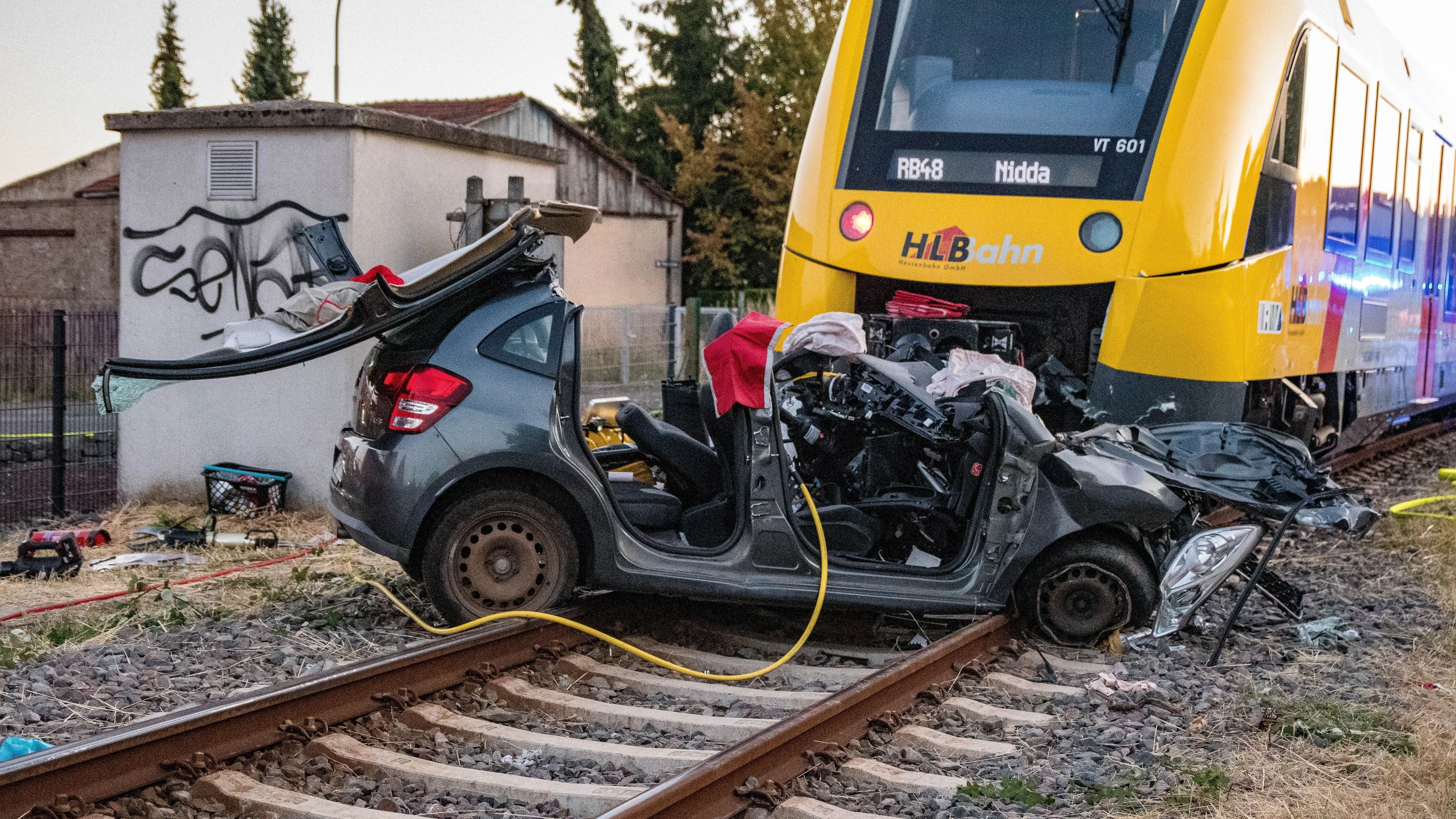An einem Bahnübergang in Reichelsheim ist ein Auto von einer Regionalbahn erfasst worden. - dpa