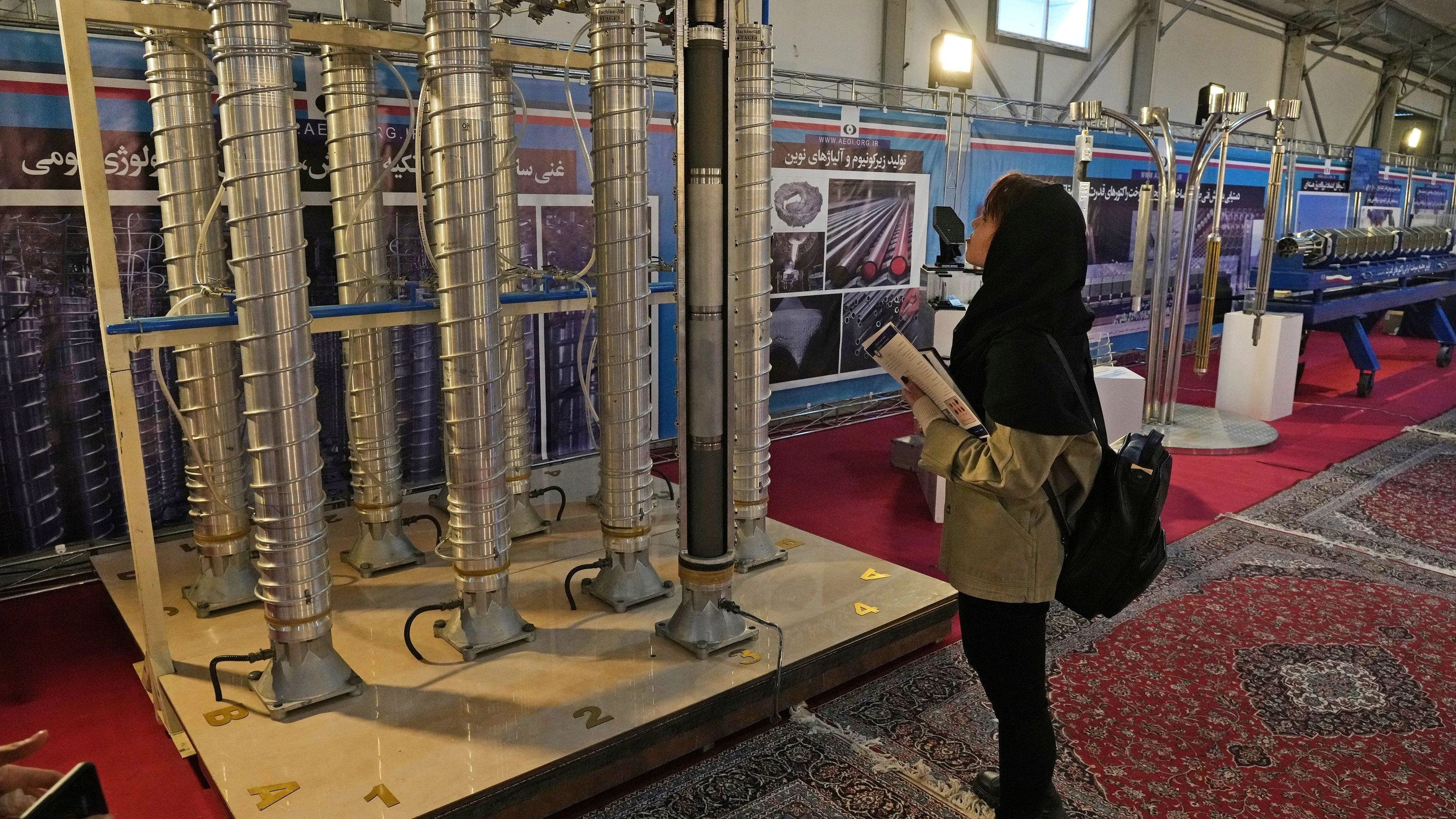 Zentrifugen in einer Ausstellung in Teheran im Februar 2023 - AP