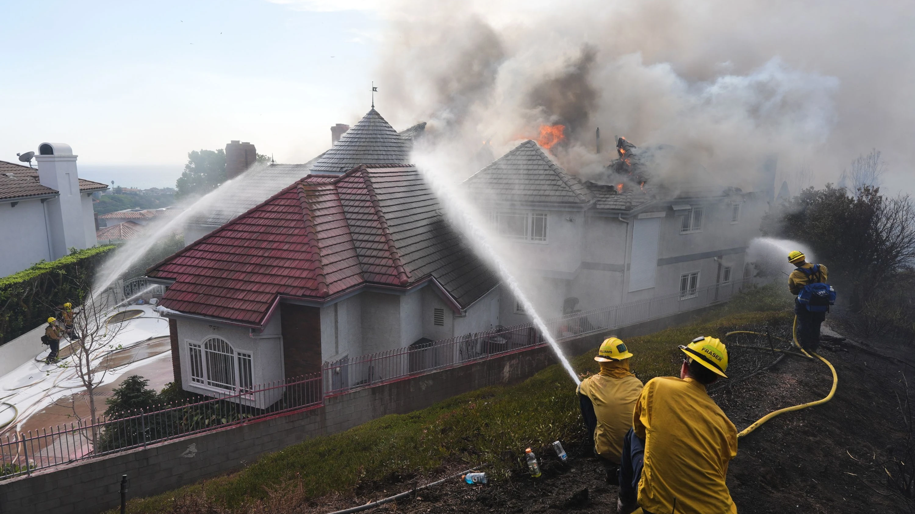 Zerstörte Häuser: Waldbrände breiten sich in Südkalifornien aus Zerstörte Häuser: Waldbrände breiten sich in Südkalifornien aus