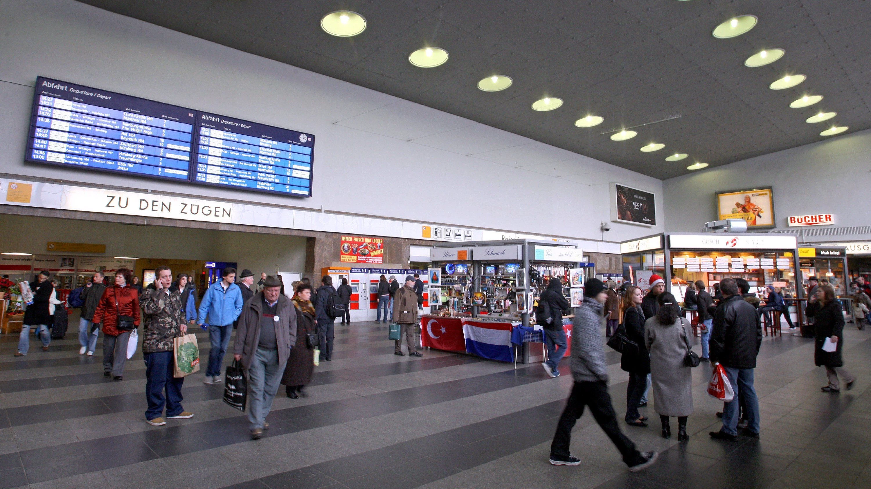 Mit Messer bewaffnet: Mann attackiert Zeugen Jehovas im Würzburger Hauptbahnhof Mit Messer bewaffnet: Mann attackiert Zeugen Jehovas im Würzburger Hauptbahnhof