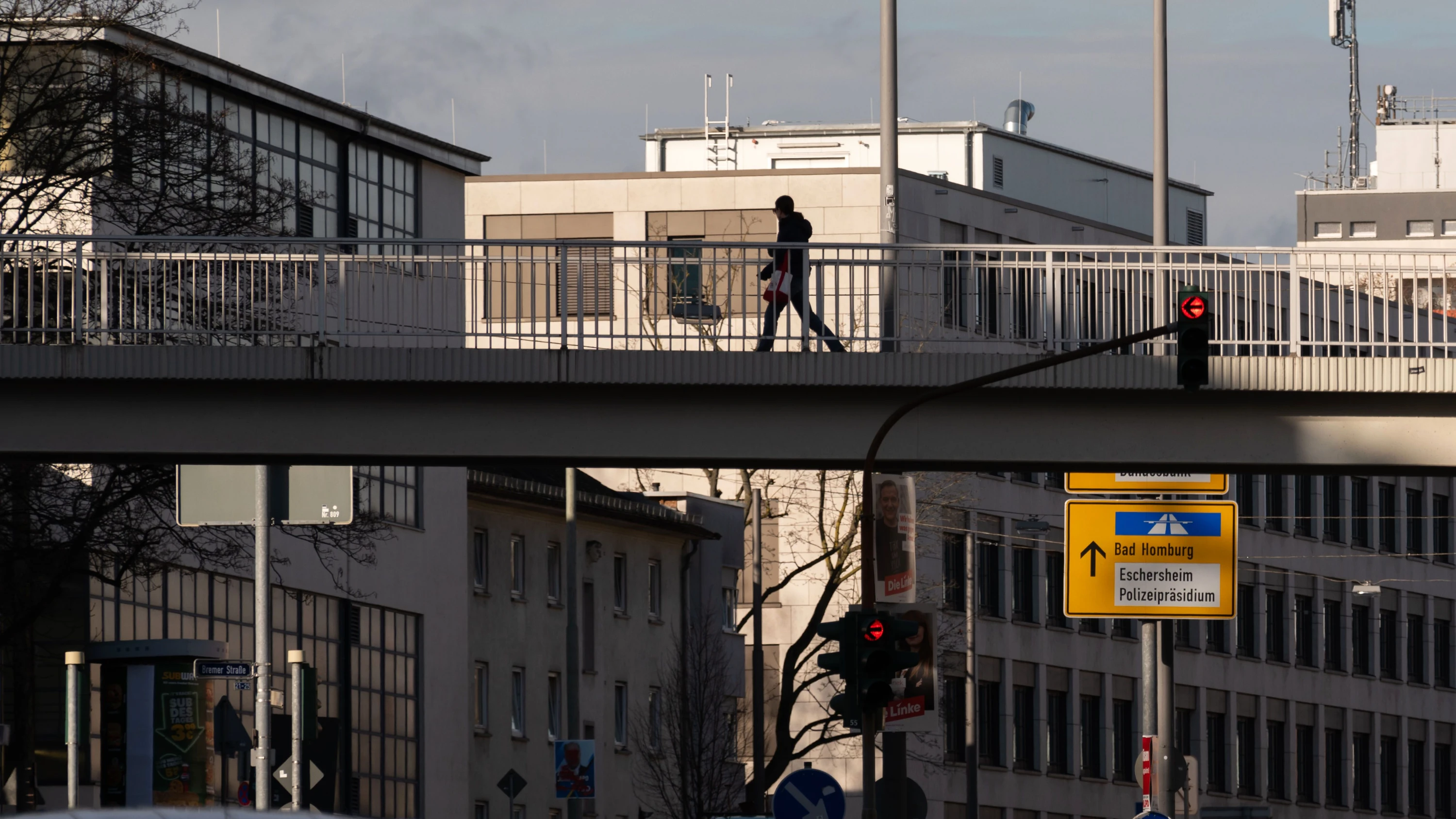 Es war einmal: Die Fußgängerbrücke über die Kreuzung Eschersheimer Landstraße/Bremer Straße in Frankfurt wurde abgerissen. - Frank Röth