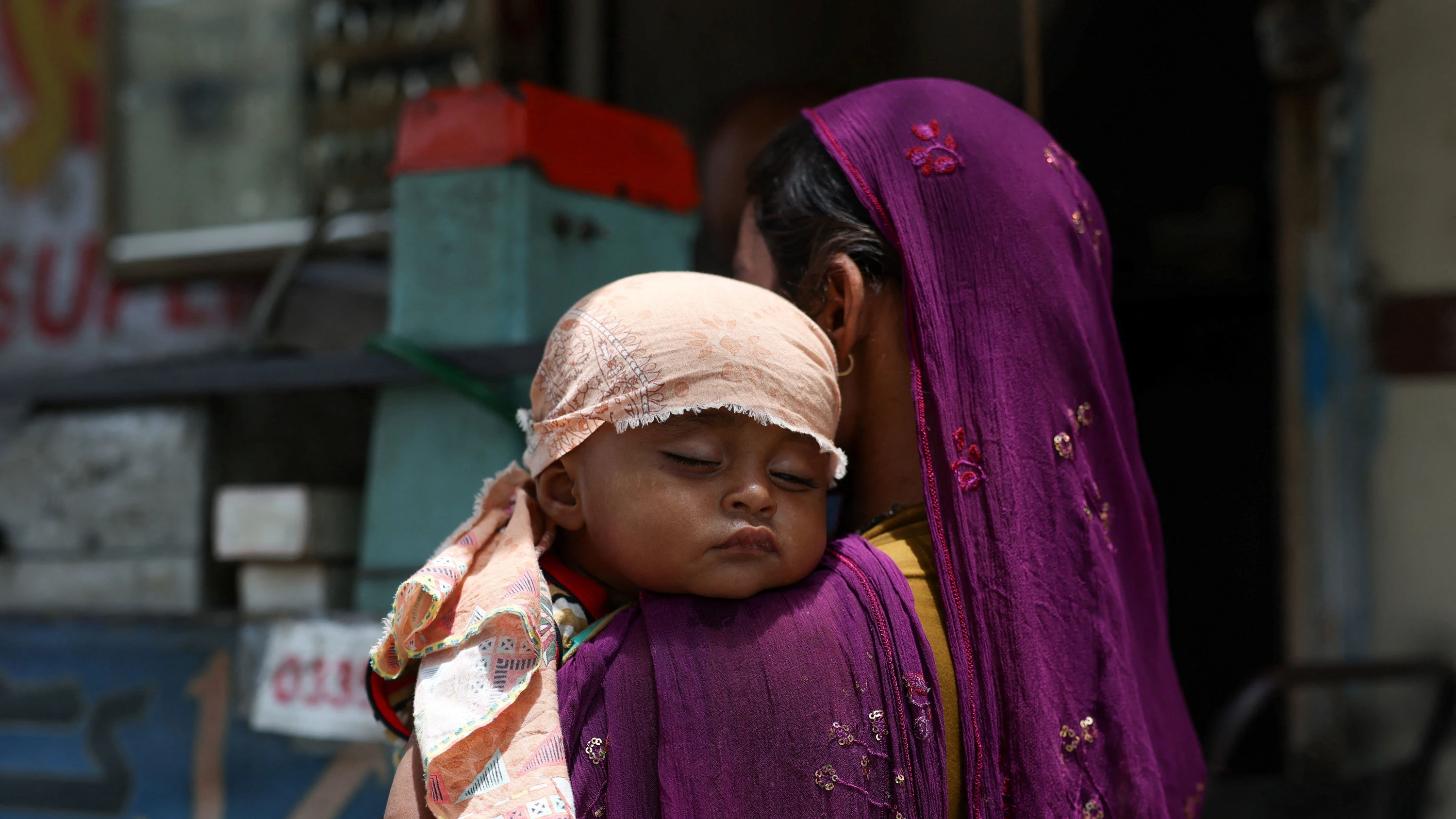 Symbolbild: Eine Mutter mit ihrem Kind in Karachi - Reuters