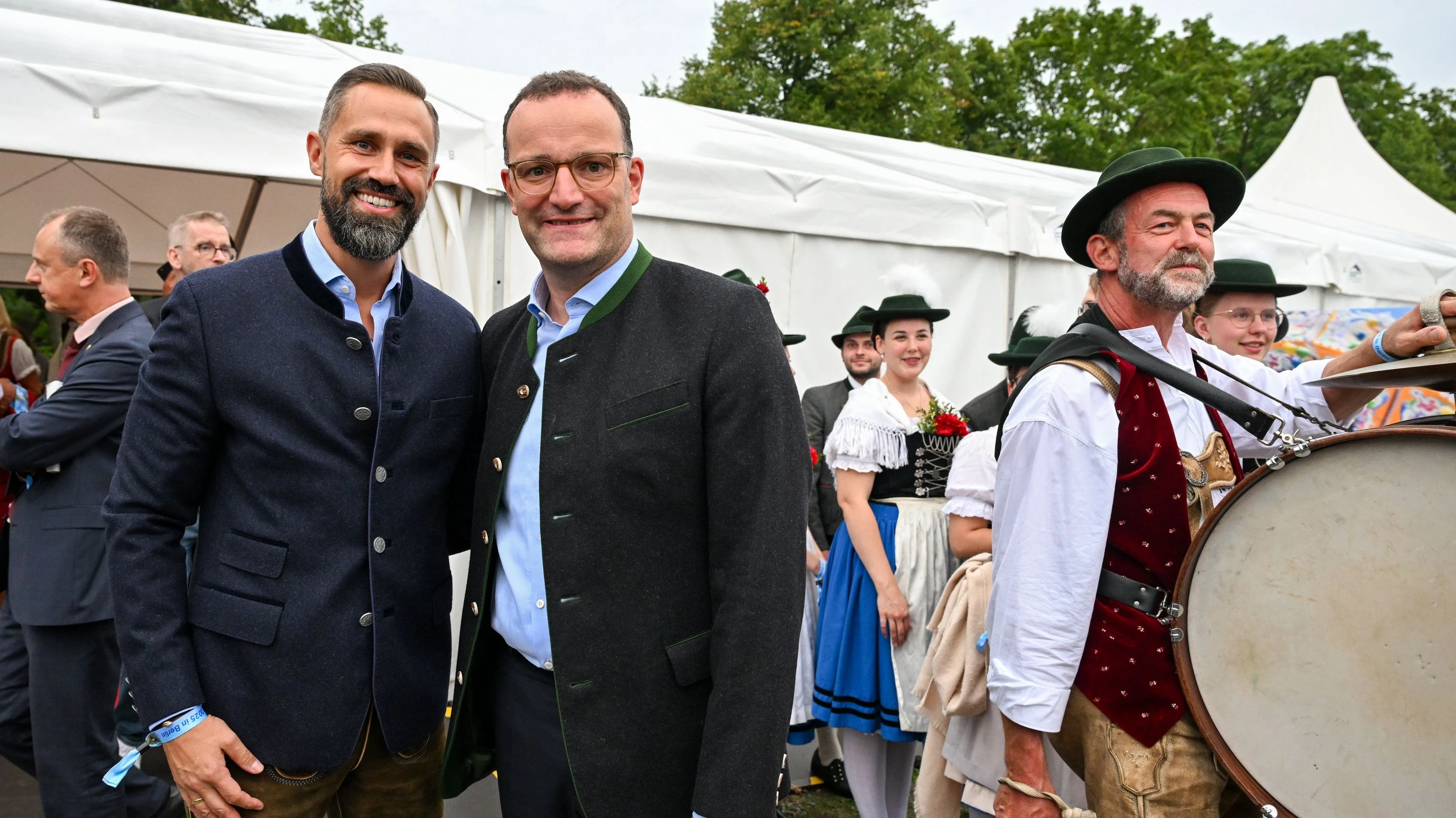 Sind jetzt Väter: Jens Spahn, Vorsitzender der CDU/CSU-Bundestagsfraktion, und sein Ehemann Daniel Funke 2025 - dpa
