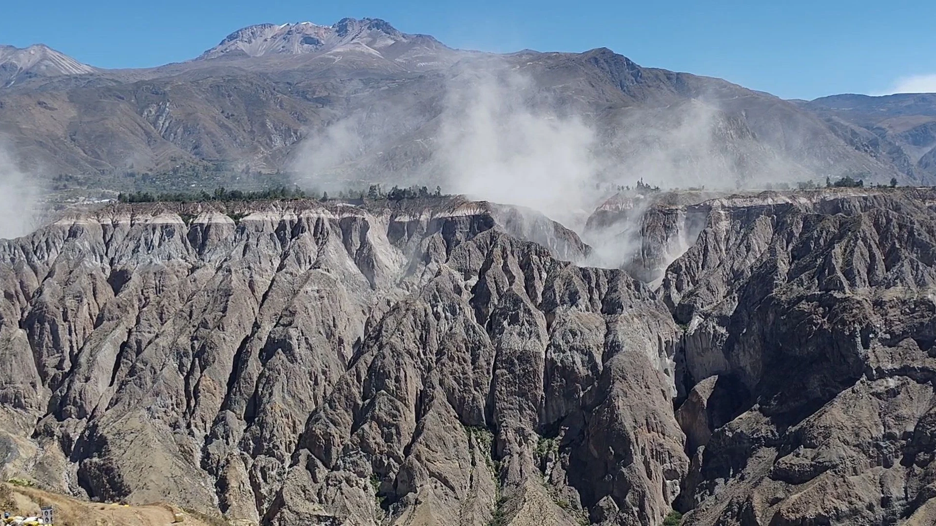 Stärke 7,2: Rettungskräfte eilen in die Anden nach Erdbeben in Peru Stärke 7,2: Rettungskräfte eilen in die Anden nach Erdbeben in Peru