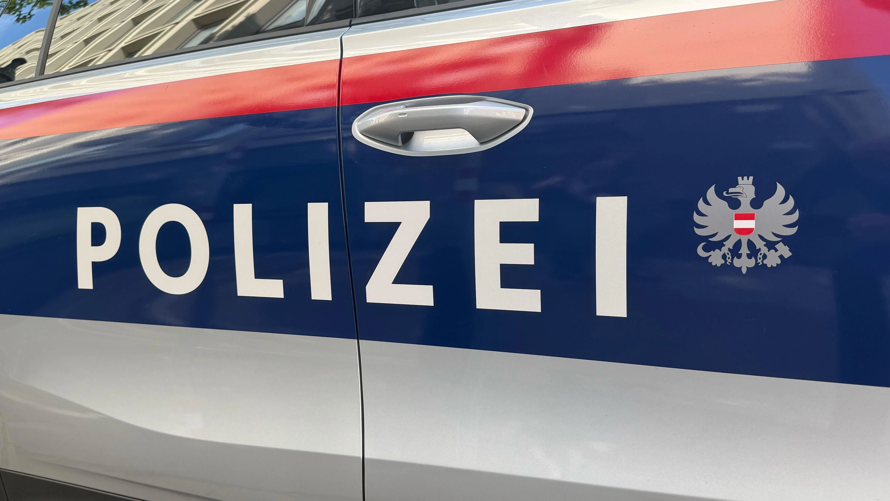 Der Schriftzug „Polizei“ steht an einem Einsatzfahrzeug der österreichischen Polizei. - dpa
