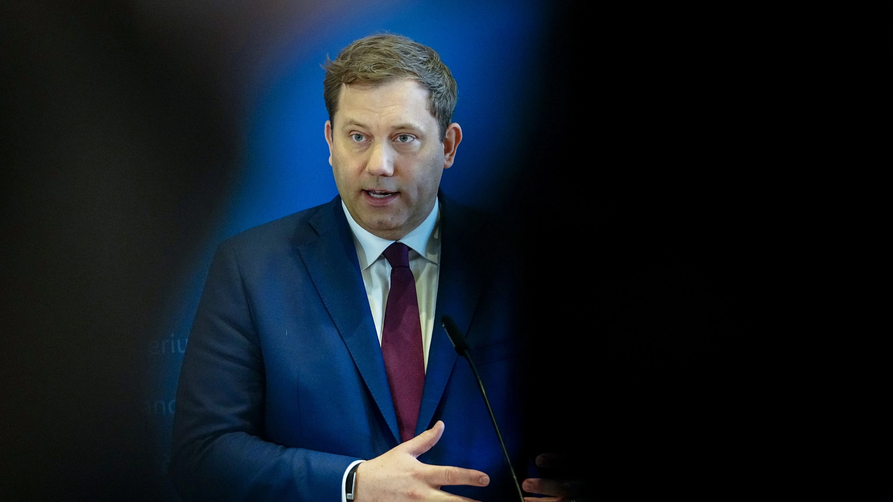 Elektromobilität: Klingbeil warnt Hersteller vor Festhalten am Verbrenner