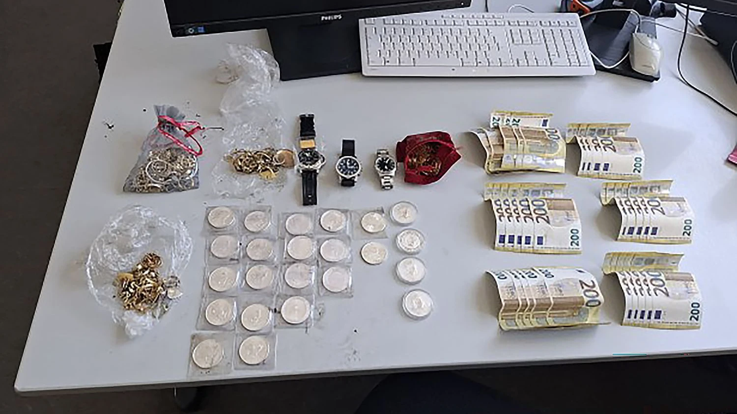 Bild: 6000 Euro, Uhren und Gold: Kitakind findet Schatz hinter Spielplatz
