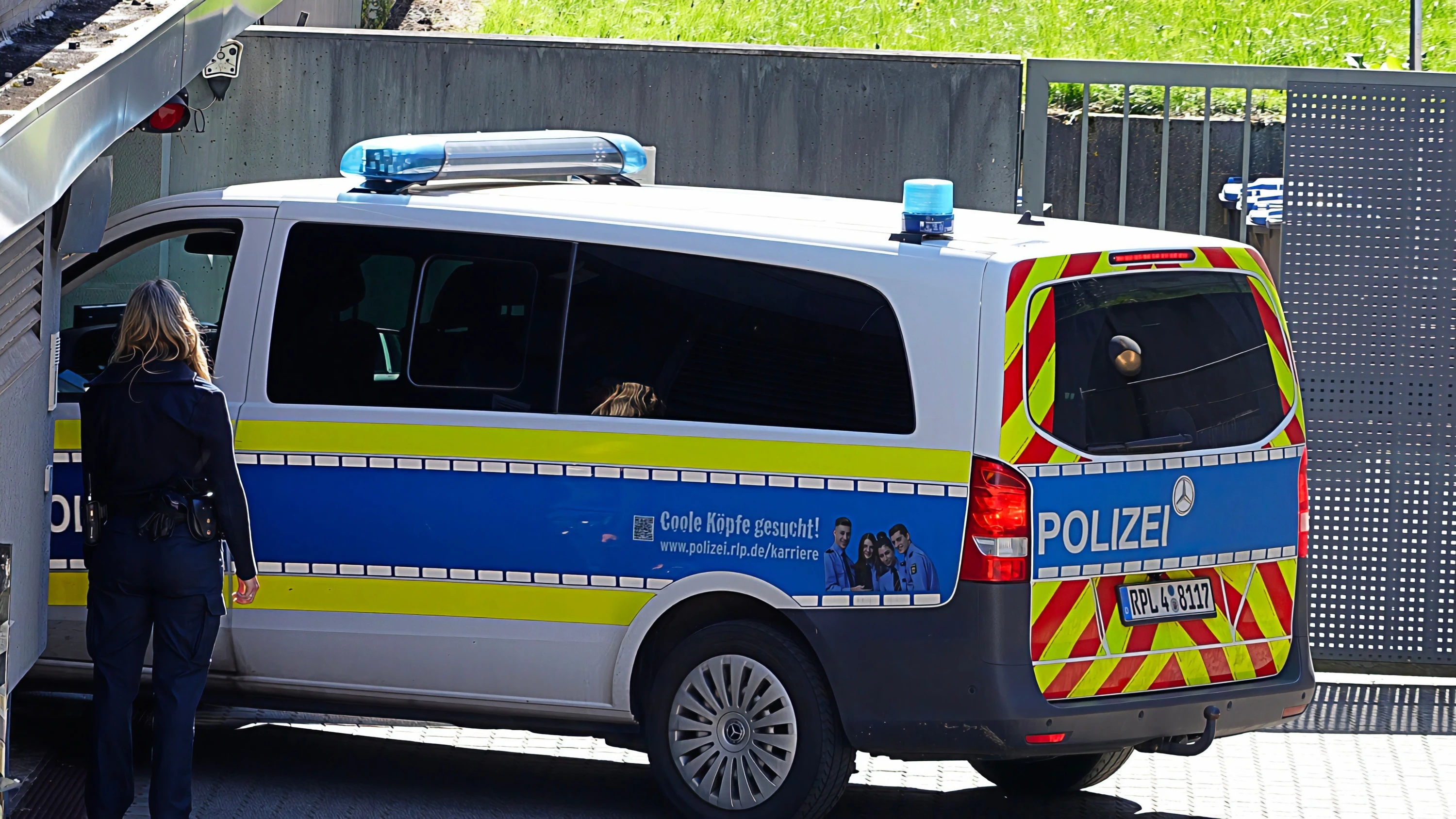 Fahndung im Wald: Mann wird nach Schüssen auf Polizistin in Psychiatrie gebracht Fahndung im Wald: Mann wird nach Schüssen auf Polizistin in Psychiatrie gebracht