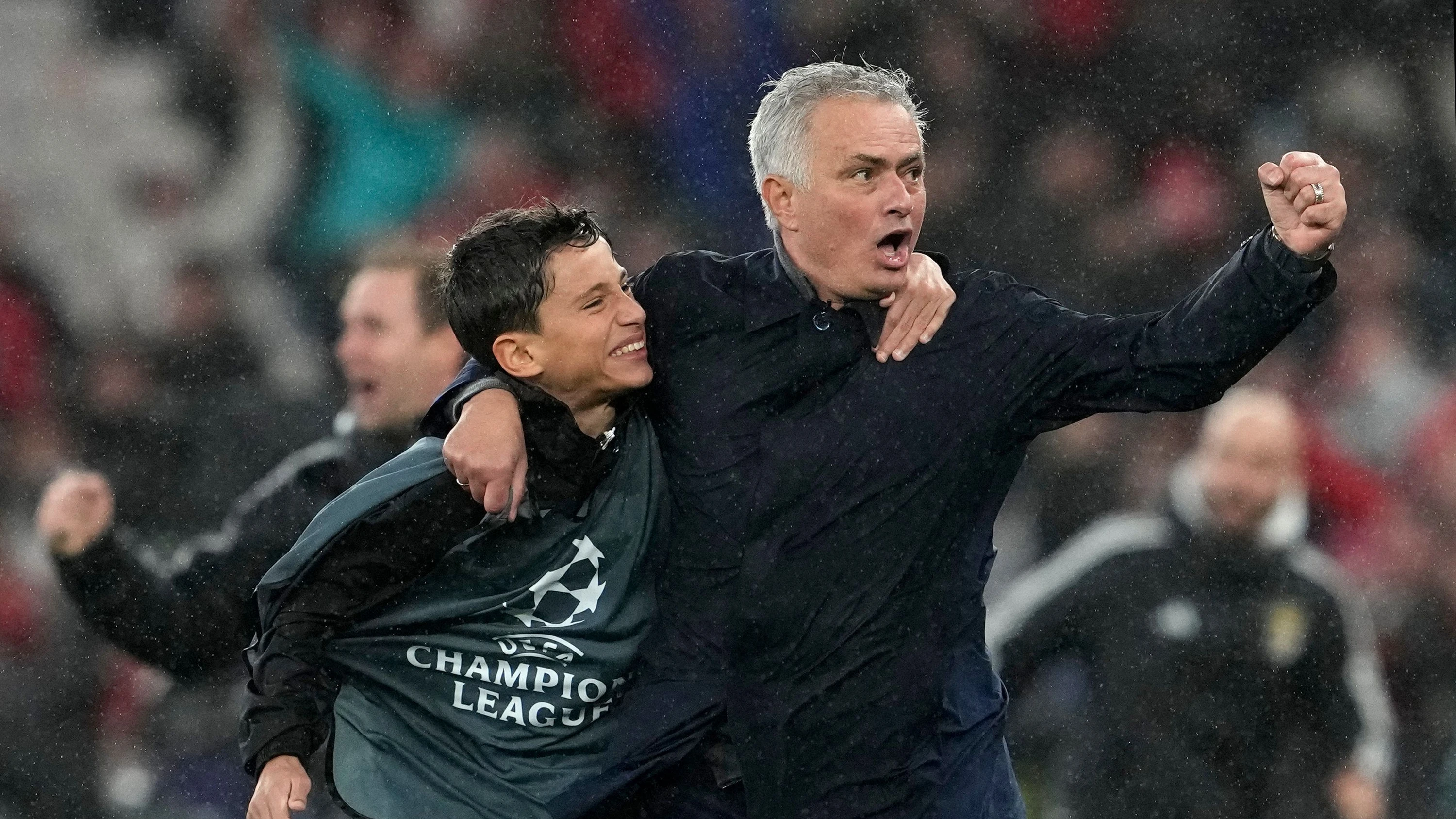 Fußball-Transferticker: Real zahlt 15 Millionen Euro für Mourinho Fußball-Transferticker: Real zahlt 15 Millionen Euro für Mourinho
