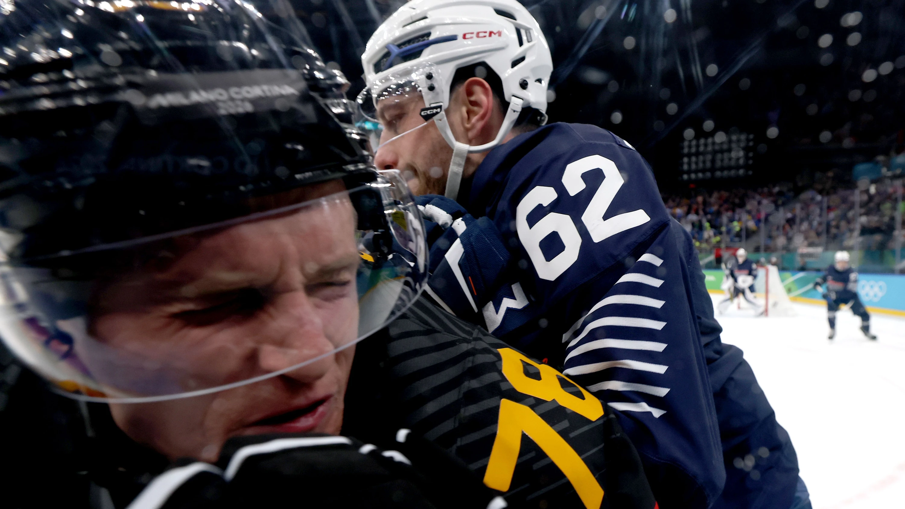 Schock im Eishockey: NHL-Profi Sturm nach Kopftreffer ins Krankenhaus eingeliefert