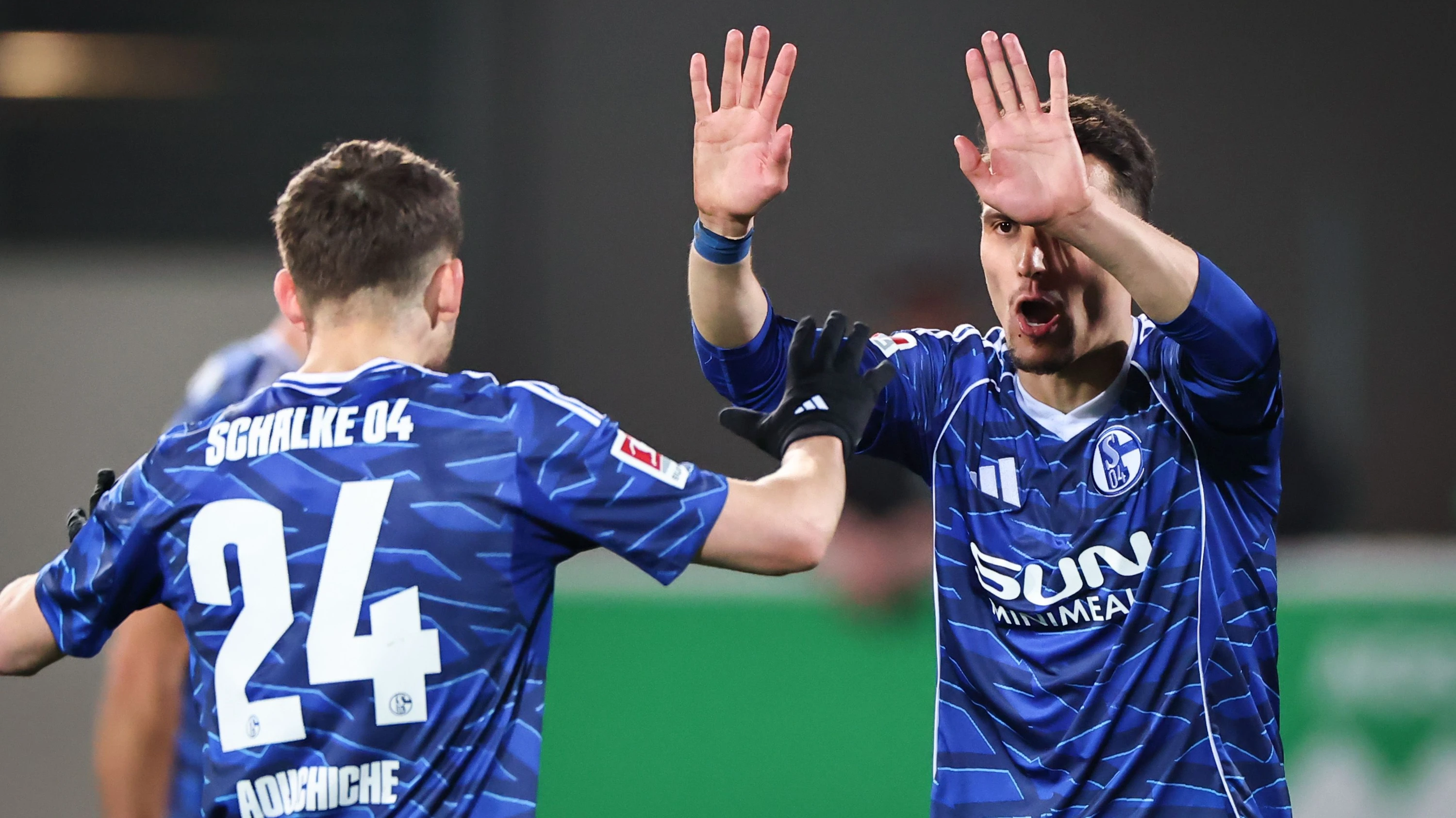 2. Bundesliga: Schalke trotz Unentschiedens weiter Tabellenführer