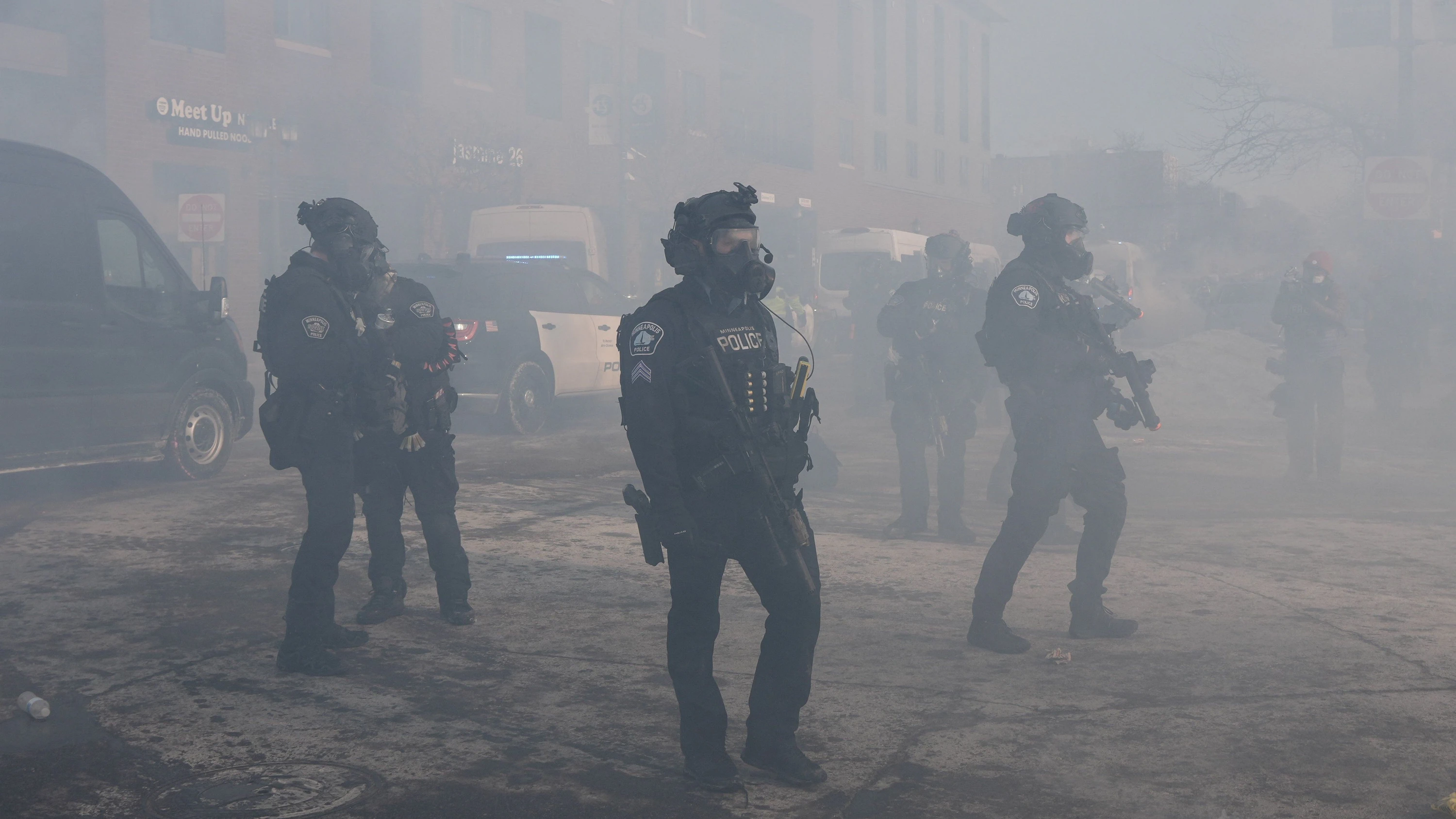 Beamte der Polizei von Minneapolis inmitten von Tränengas während Zusammenstößen mit Anwohnern an dem Ort, an dem Bundesbeamte einen Mann erschossen haben. - Reuters