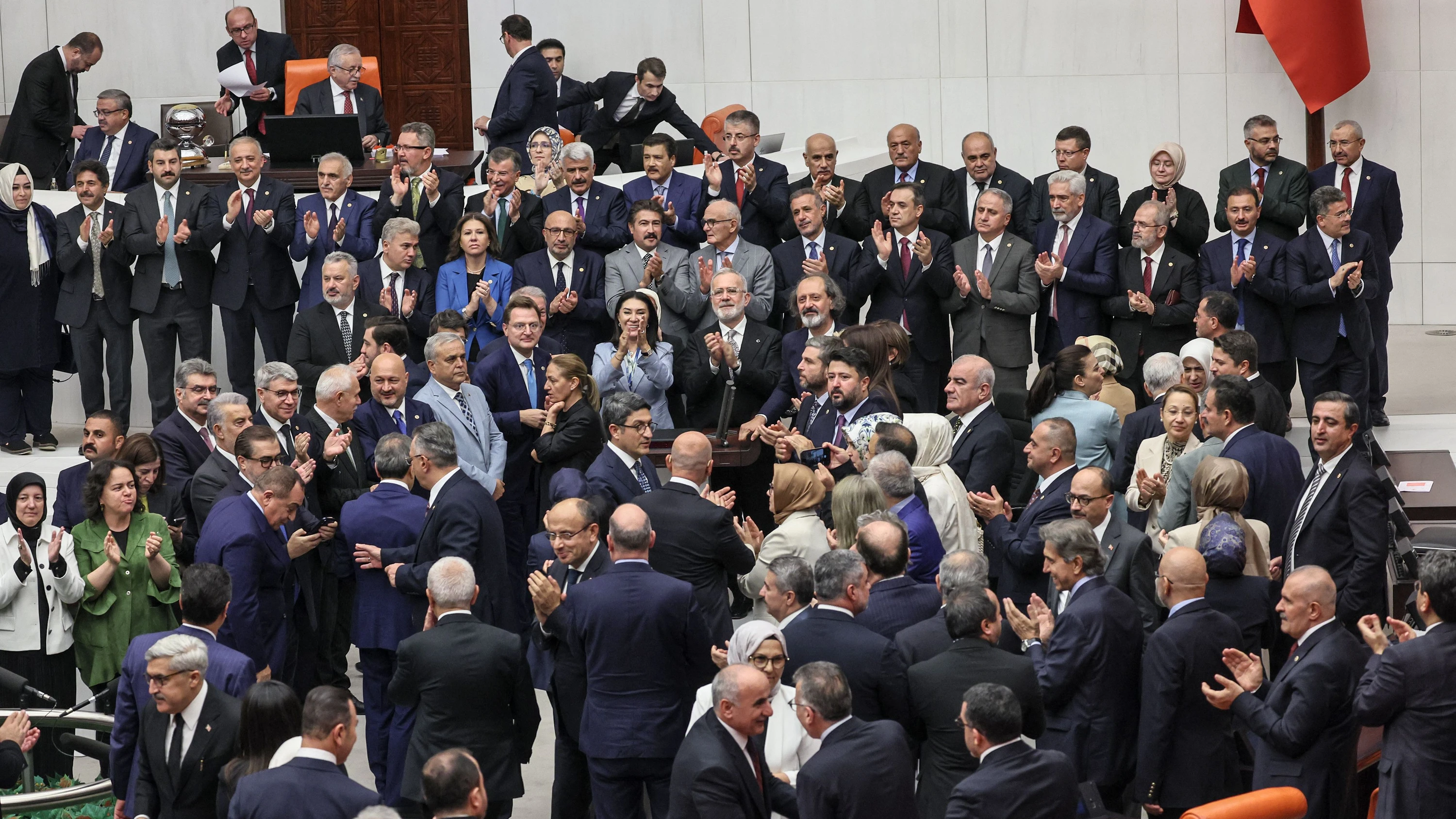 Beendigung des Konflikts: Türkisches Parlament beschließt Gesetz zur Auflösung der PKK