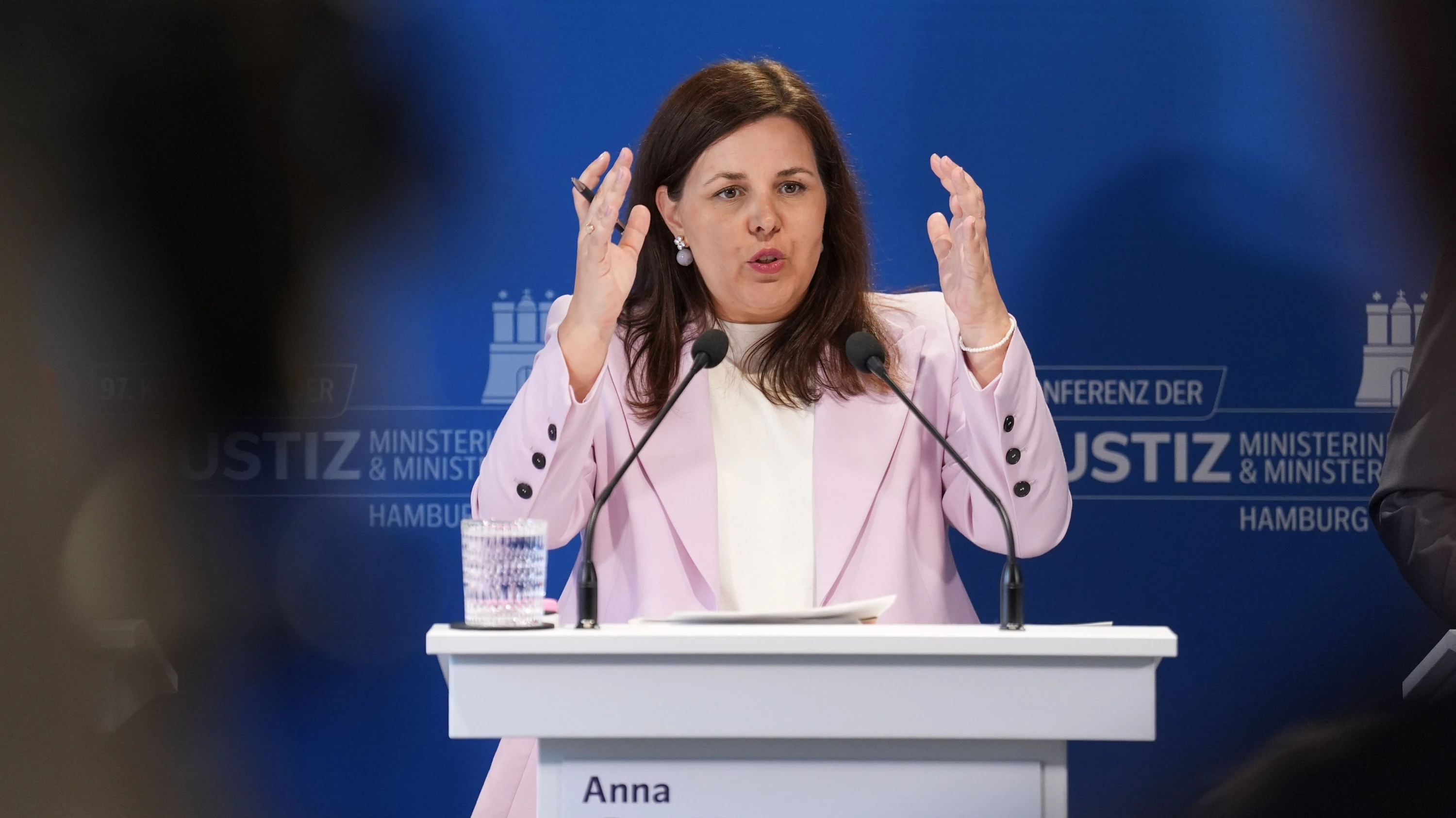Senatorin Anna Gallina (Grüne) spricht auf der Frühjahrskonferenz der Justizministerinnen und Justizminister in Hamburg. - dpa
