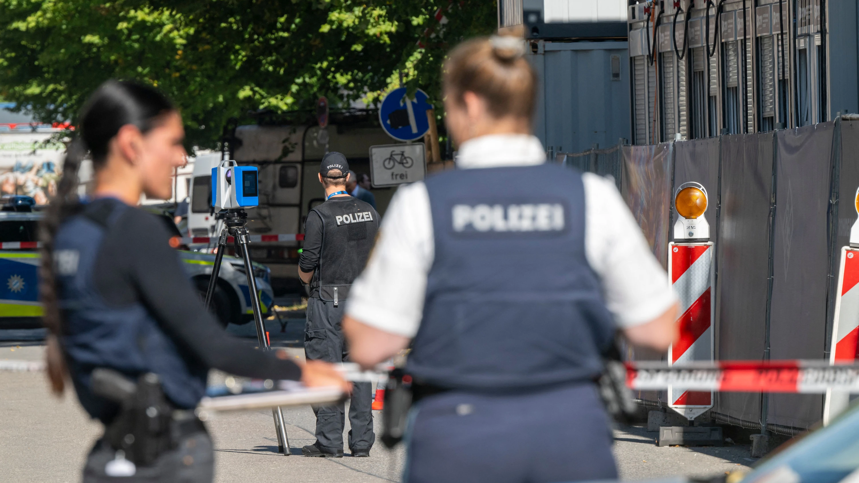 Polizisten untersuchen den Tatort in München Anfang September nach einem Brandanschlag - dpa
