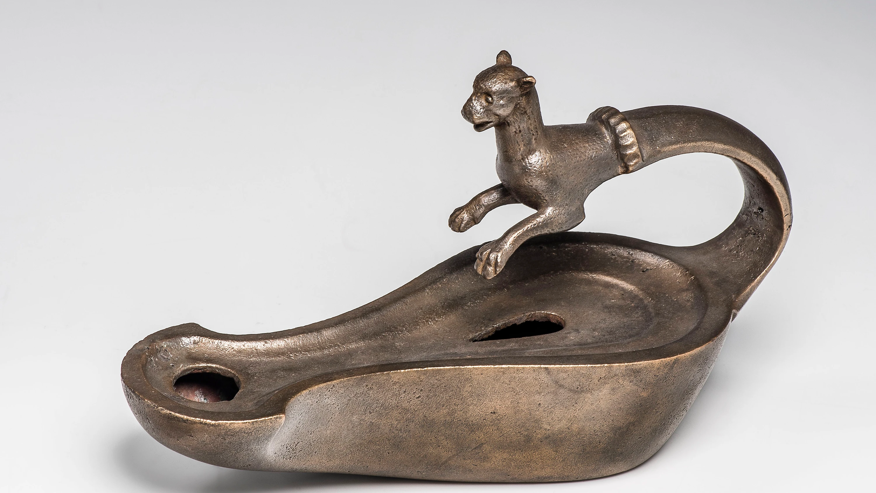 Aus der Sammlung Caroline Murats: römische Öllampe aus Bronze mit Panther - Staatliche Antikensammlungen und Glyptothek/Renate Kühling