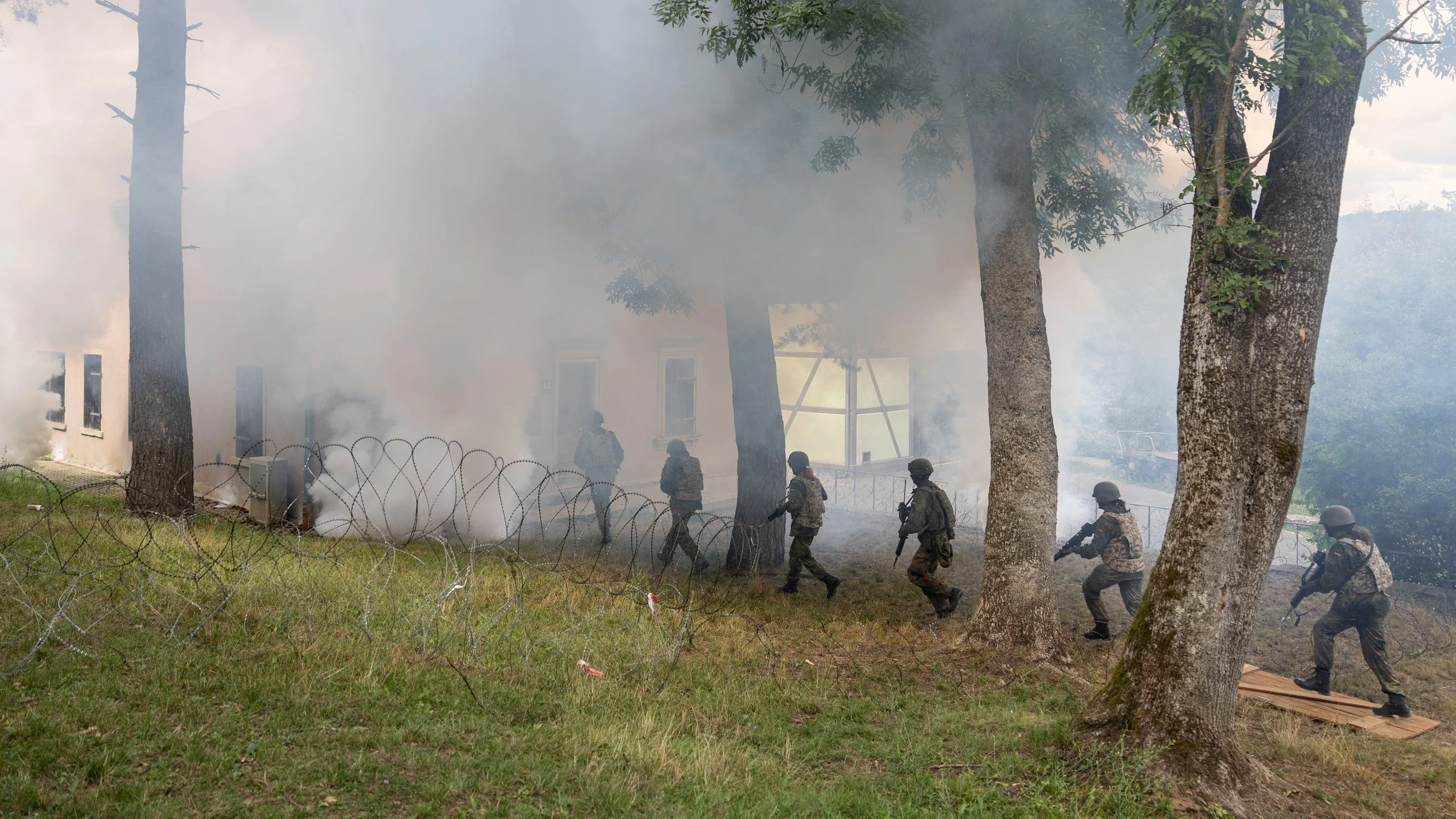 Während einer Häuserkampfübung der Bundeswehr im Juli 2025 in Hammelburg laufen die Teilnehmer durch den Nebel von Nebelgranaten. - Lucas Bäuml