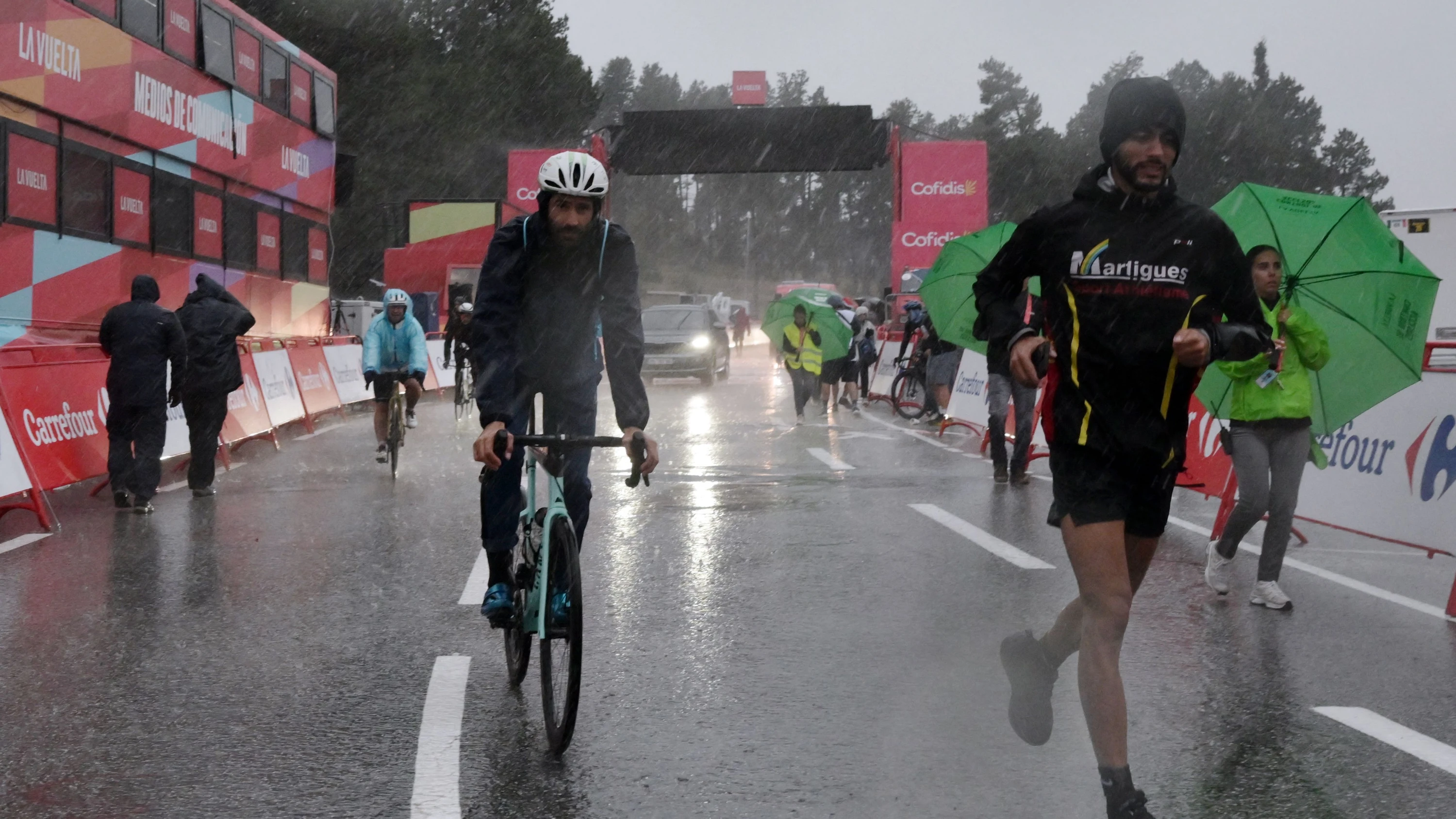 Unwetter bei Radrennen: Vuelta-Etappe wegen Hagelsturm abgebrochen