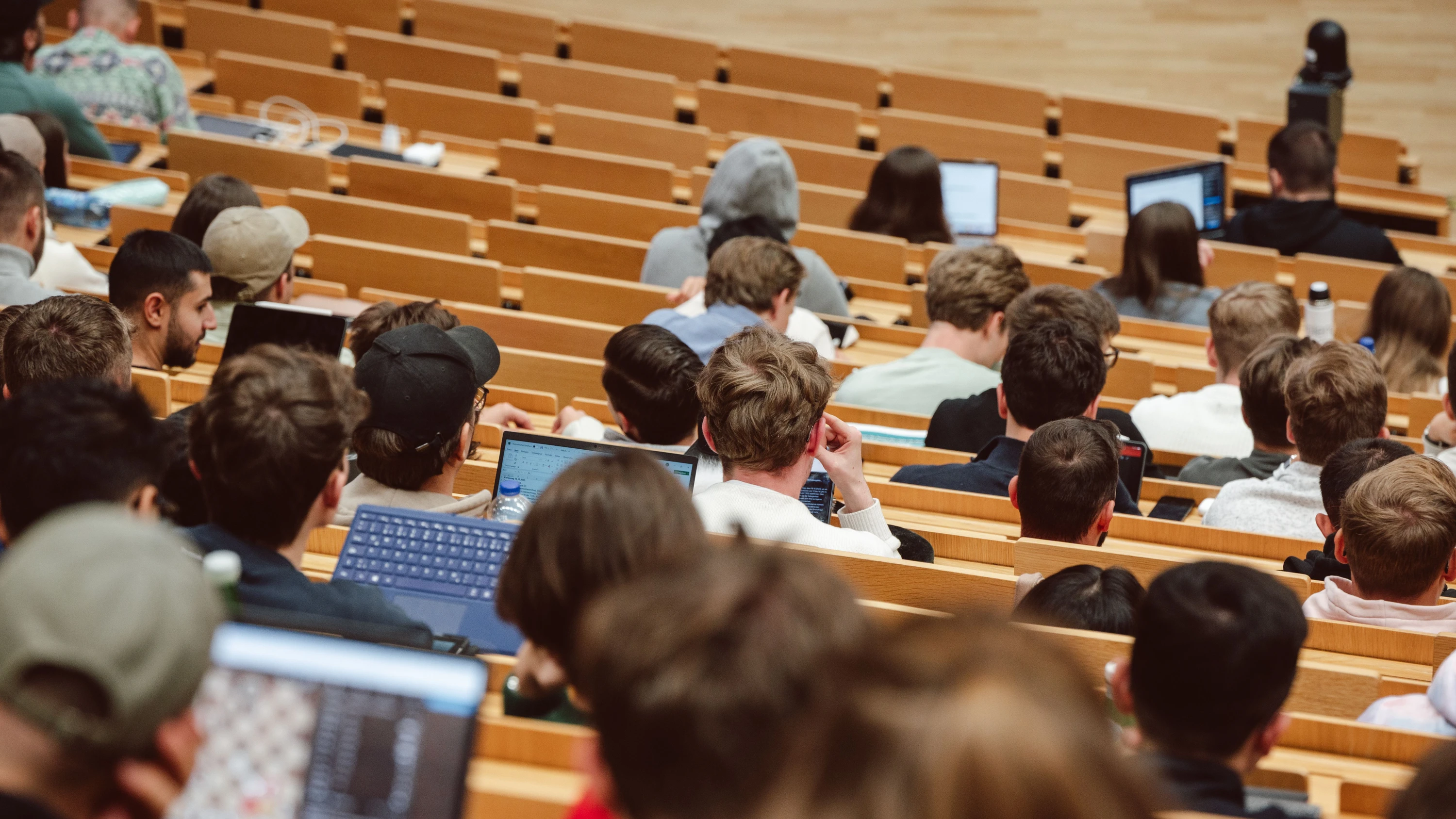 Studenten in einem Hörsaal des Campus Westend der Goethe-Universität Frankfurt. - Aaron Leithäuser