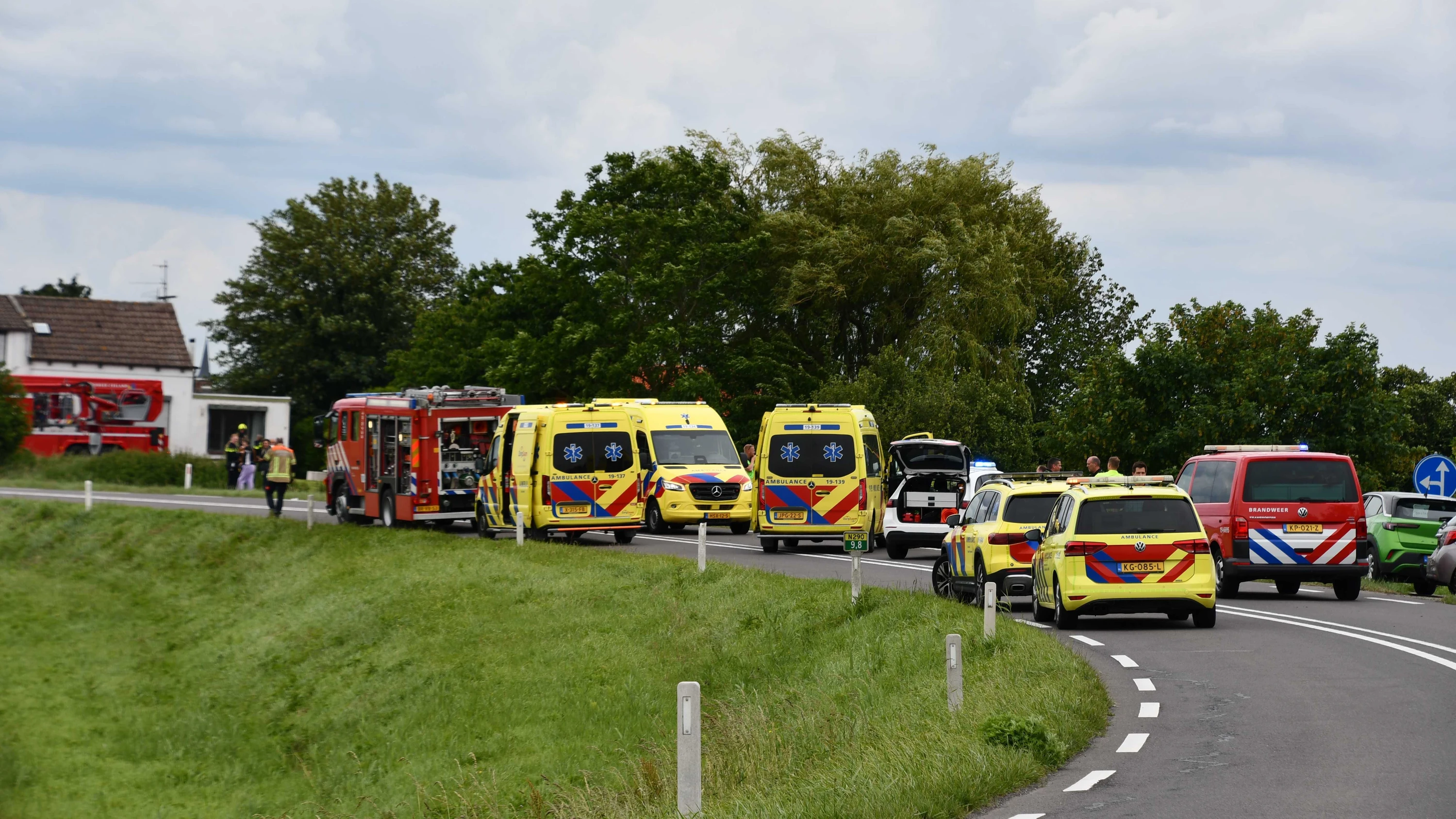 Rettungskräfte sind am Unfallort in Vogelwaarde, Niederlande auf der N290 im Einsatz. Ein Auto ist in eine Schülergruppe auf Fahrrädern geschleudert. - dpa