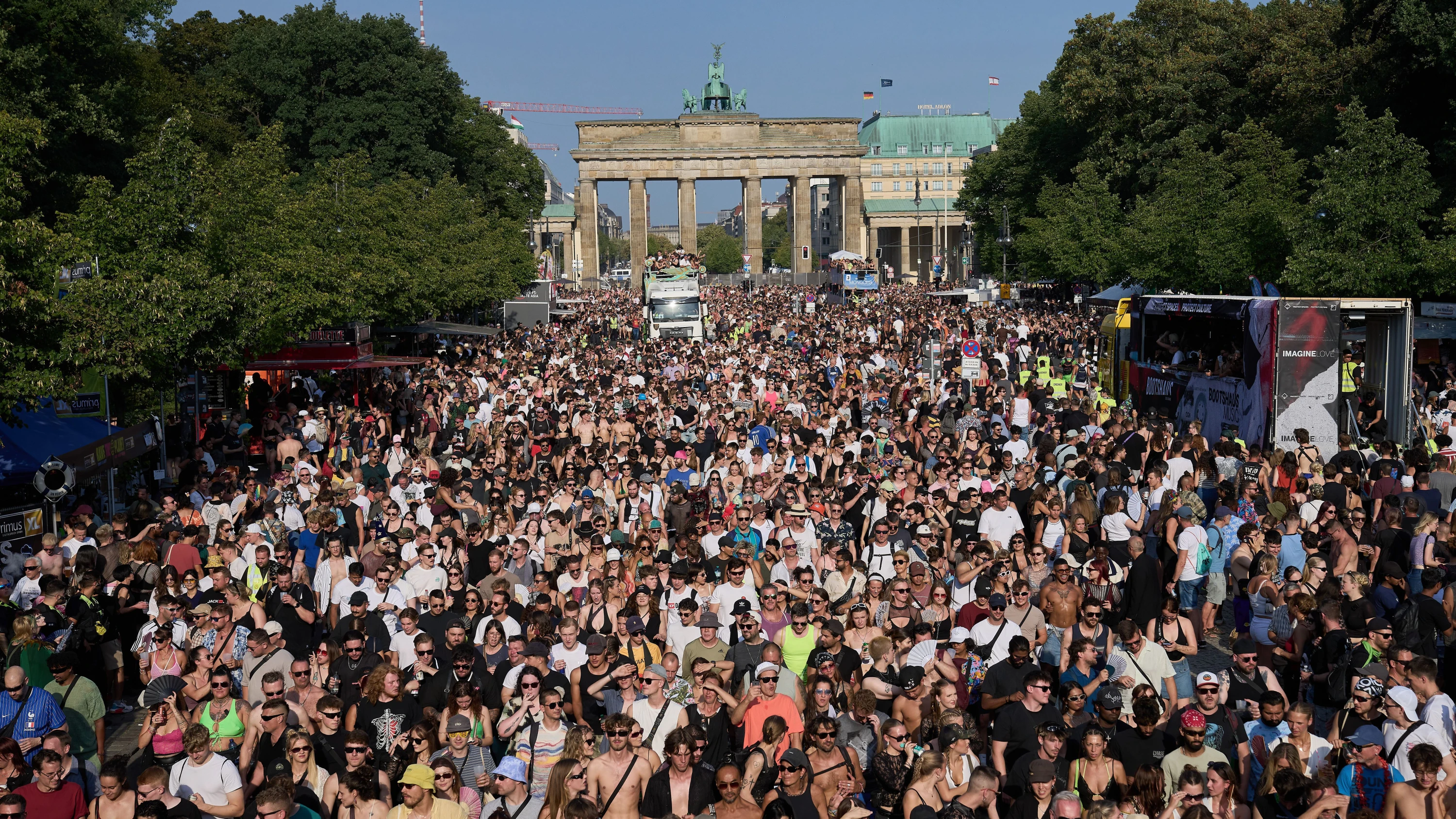 Überwiegend friedlich: Zehntausende Menschen feierten am Samstag bei der Techno-Parade „Rave The Planet“ in Berlin. - AP Photo/Ebrahim Noroozi
