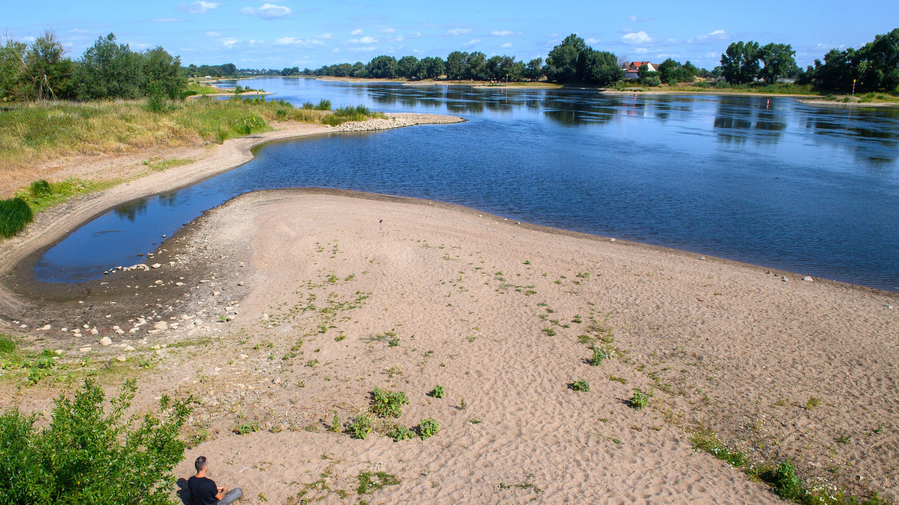 Wegen der anhaltenden Trockenheit für die Elbe ist derzeit Niedrigwasser, so wie in vielen Teilen Deutschlands. Jetzt hat die Bundesregierung ein bundesweites Warnsystem eingerichtet, das einen Überblick über die aktuelle Lage bei Flüssen und Grundwasser geben soll. - dpa