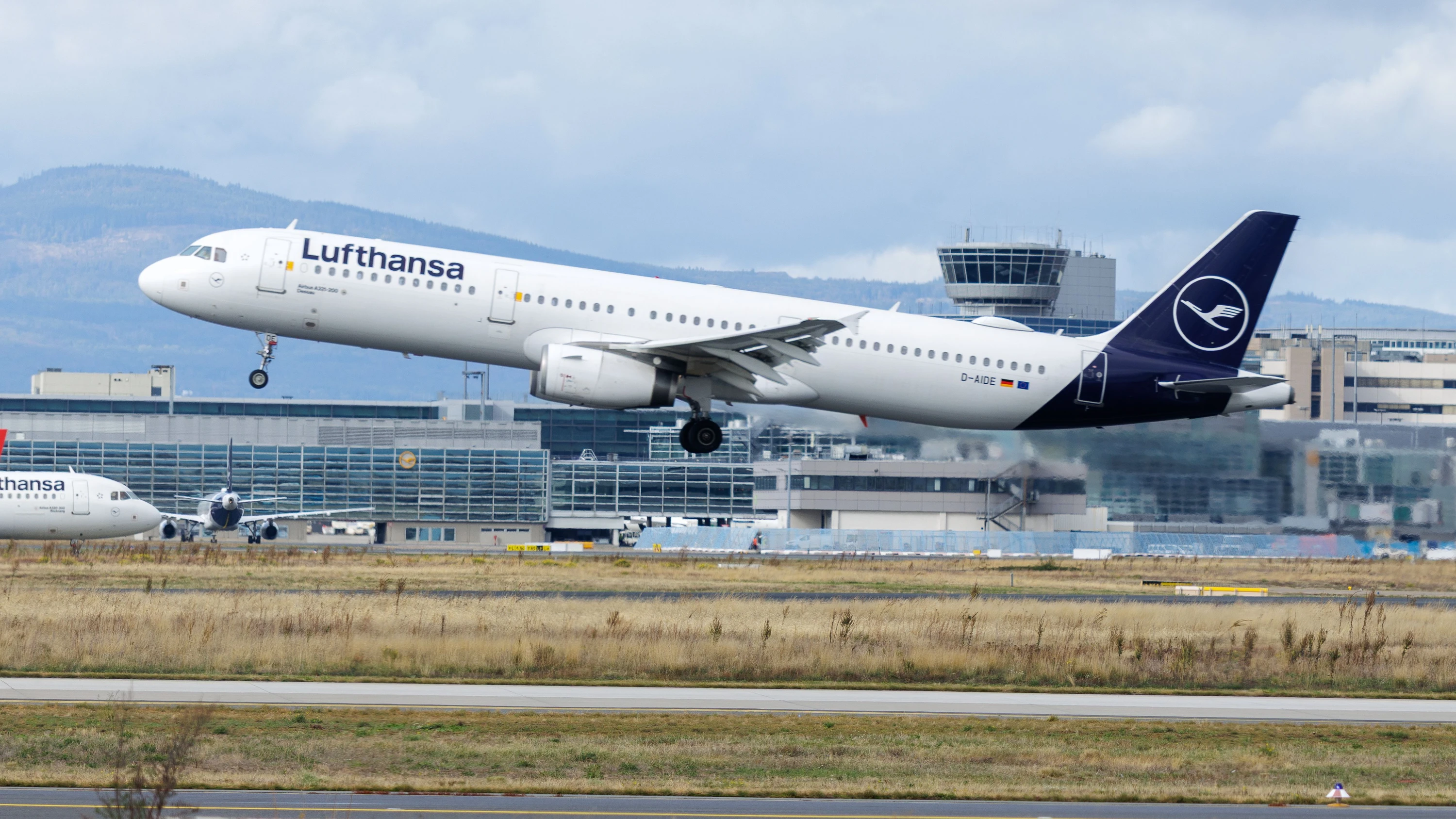 Business-Ticker: Kerosin-Mangel am Flughafen Frankfurt – Lufthansa reagiert