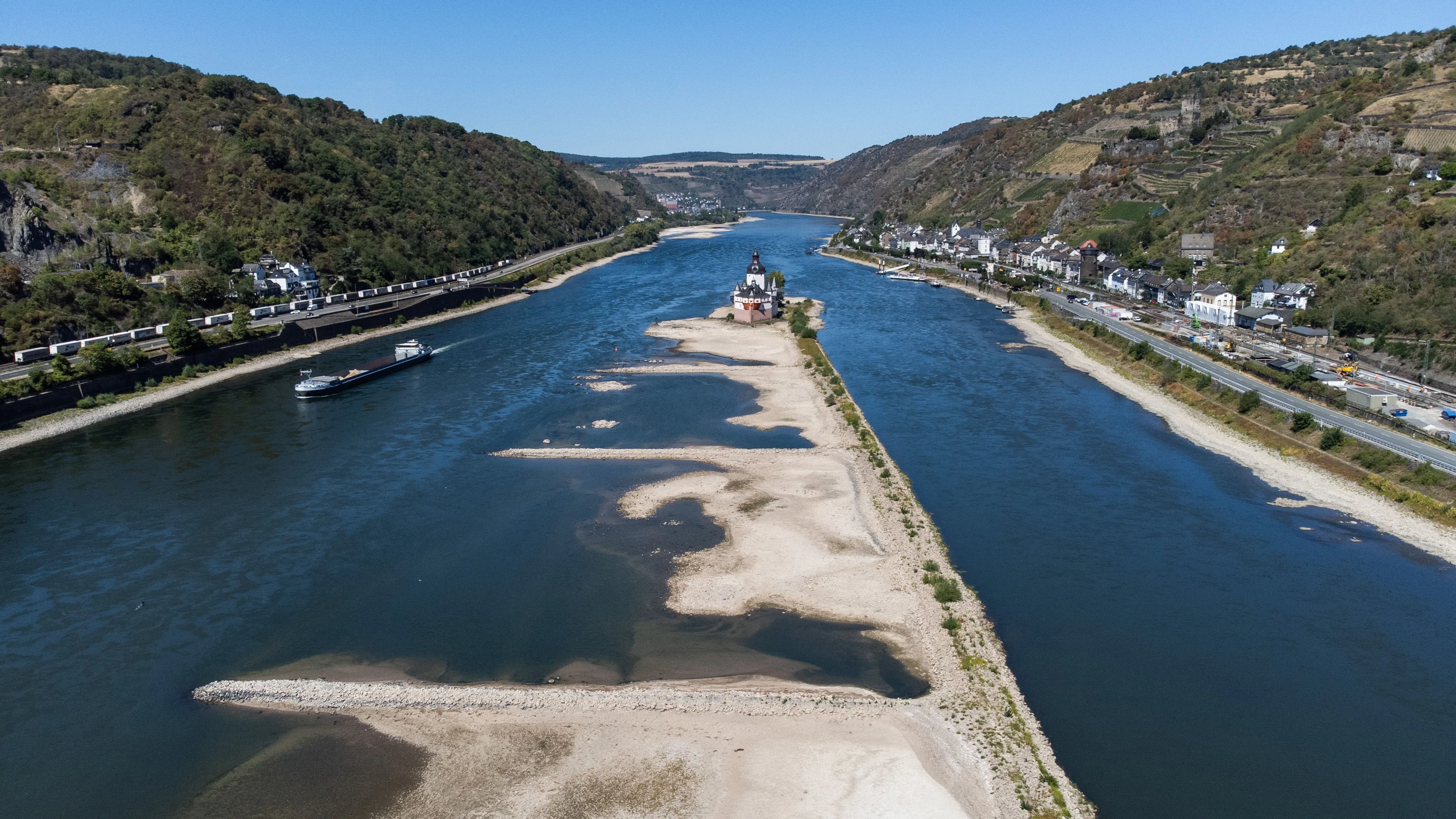 Niedrigwasser: Schiene und Straße können den Rhein nicht ersetzen