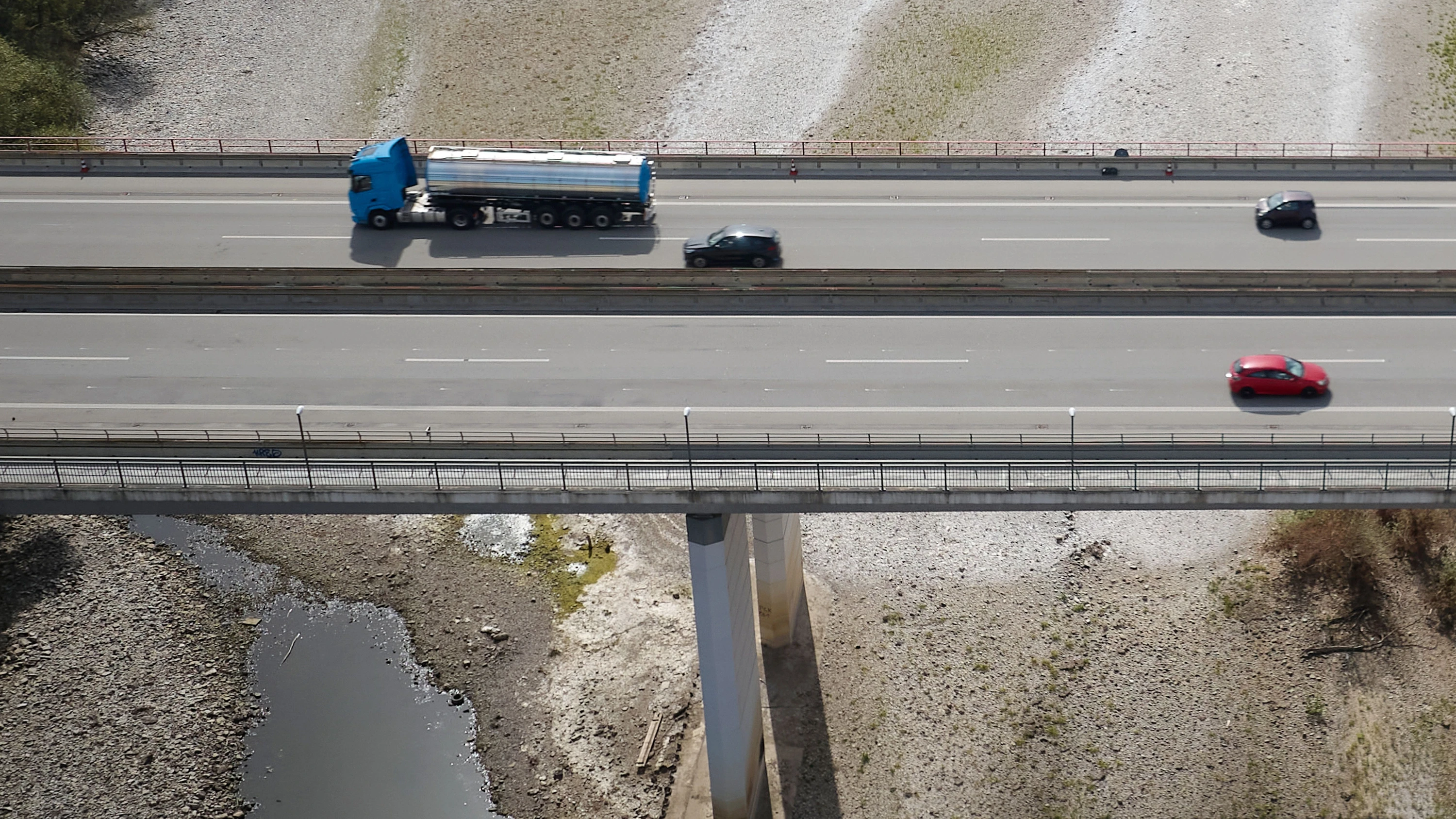 Ein Lkw passiert die Autobahnbrücke der A 48 über einen ausgetrockneten Rheinarm bei Bendorf. - dpa