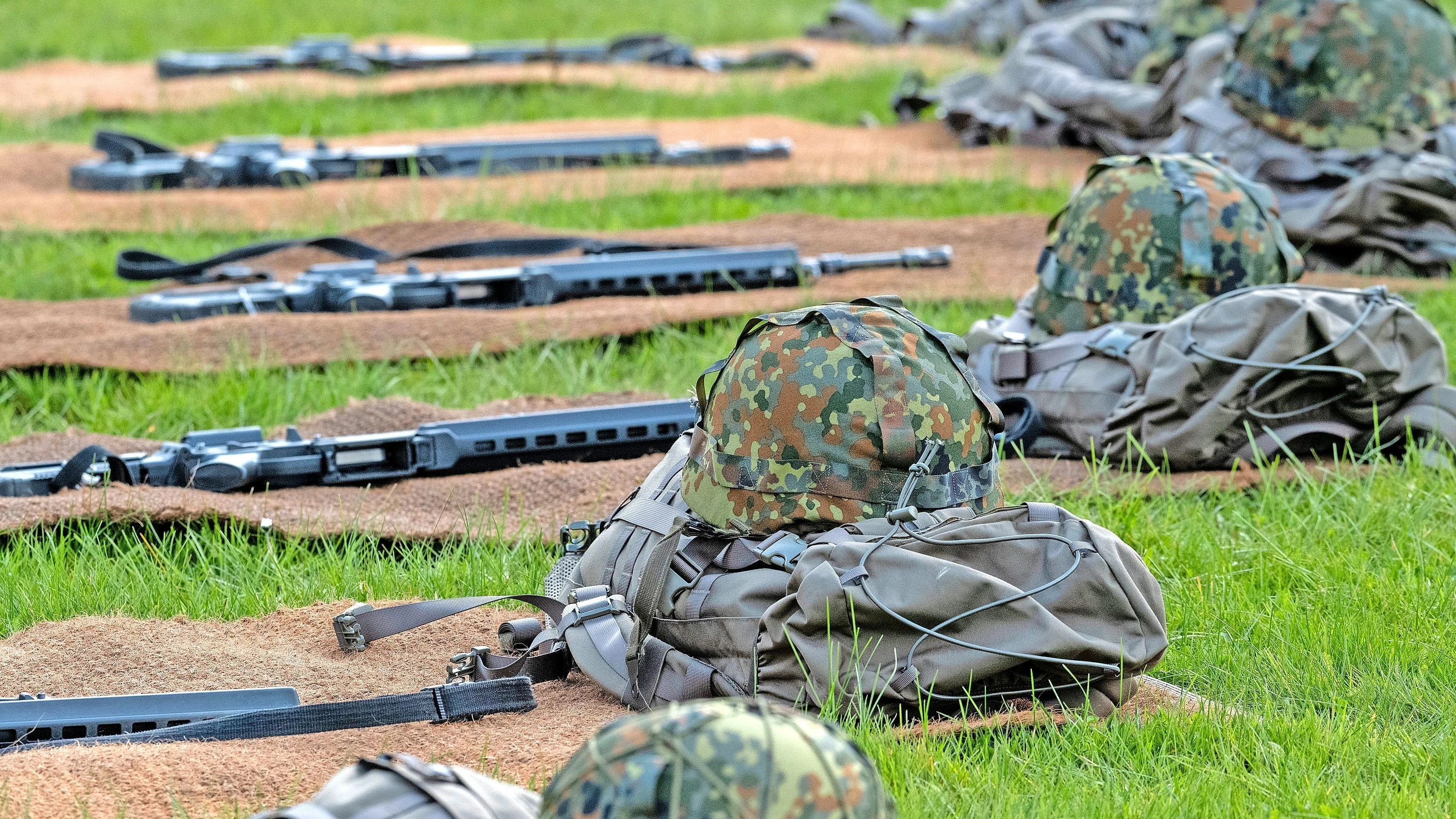 Ausrüstungen von Soldaten liegen in einer Ausbildungspause auf dem Gelände der Marinetechnikschule (MTS) in Parow - dpa