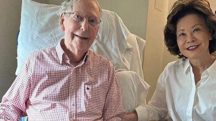 verschwörungstheorien: Der US-Senator grüßt aus der Klinik. Oder ist er „hirntot“?