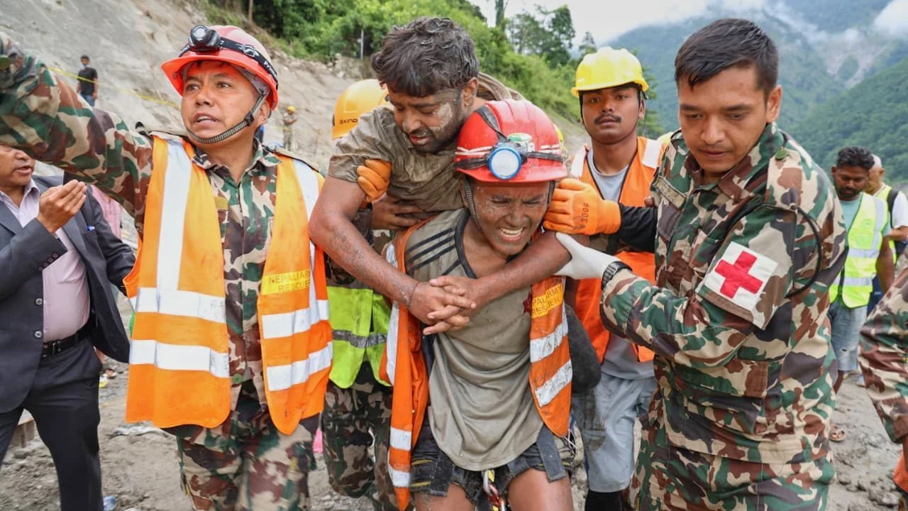 Arbeiter in Wasserkraftwerk: Zwei Verschüttete nach Sturzflut in Nepal aus Tunnel gerettet