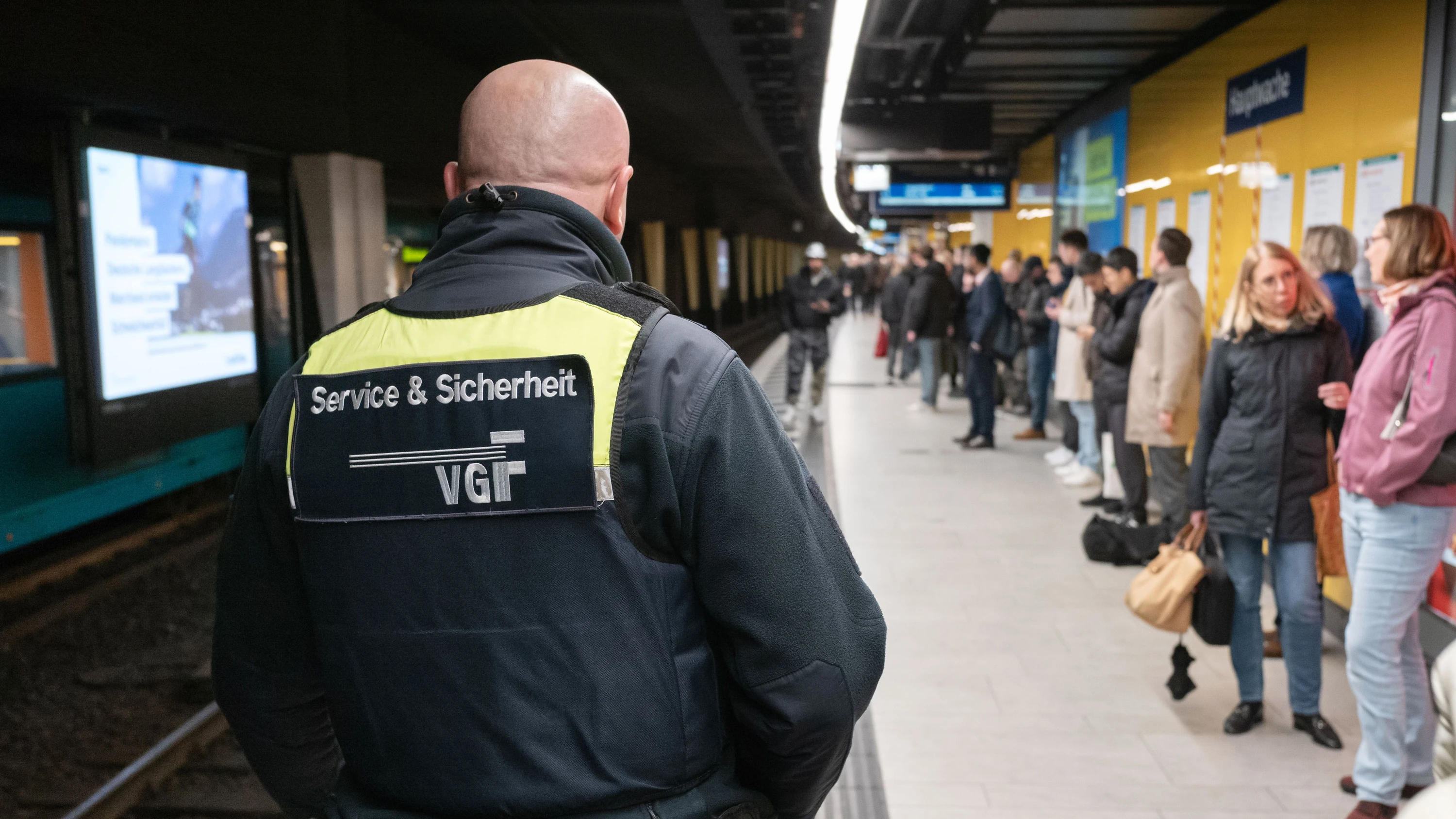 Bild: Gemeinsame Streifen: Bodycams in der Frankfurter U-Bahn