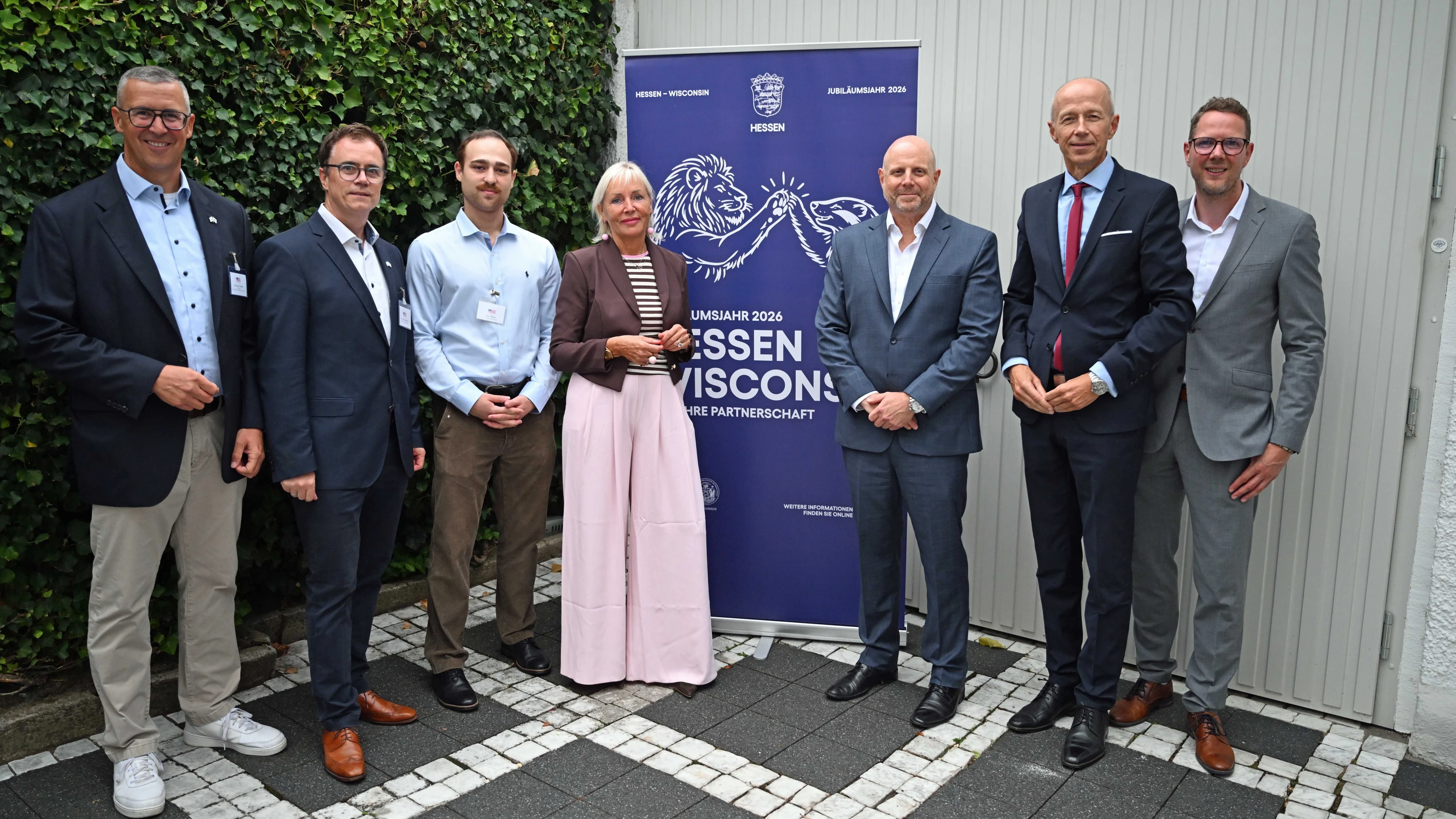 Gruppenbild mit Dame: Die hessische Digitalministerin Kristina Sinemus (Mi.) ist derzeit Vorsitzende des Freundschaftsvereins Hessen–Wisconsin. Bei einem Grillfest im Garten der Residenz des amerikanischen Generalkonsuls Brian Heath (3. von re.) wurde das Jubiläum der Partnerschaft der beiden Regionen gefeiert. Zu den Gästen gehörte auch der hessische Kultusminister Armin Schwarz (2. von re.). - Walter Wieland/US-Generalkonsulat Frankfurt