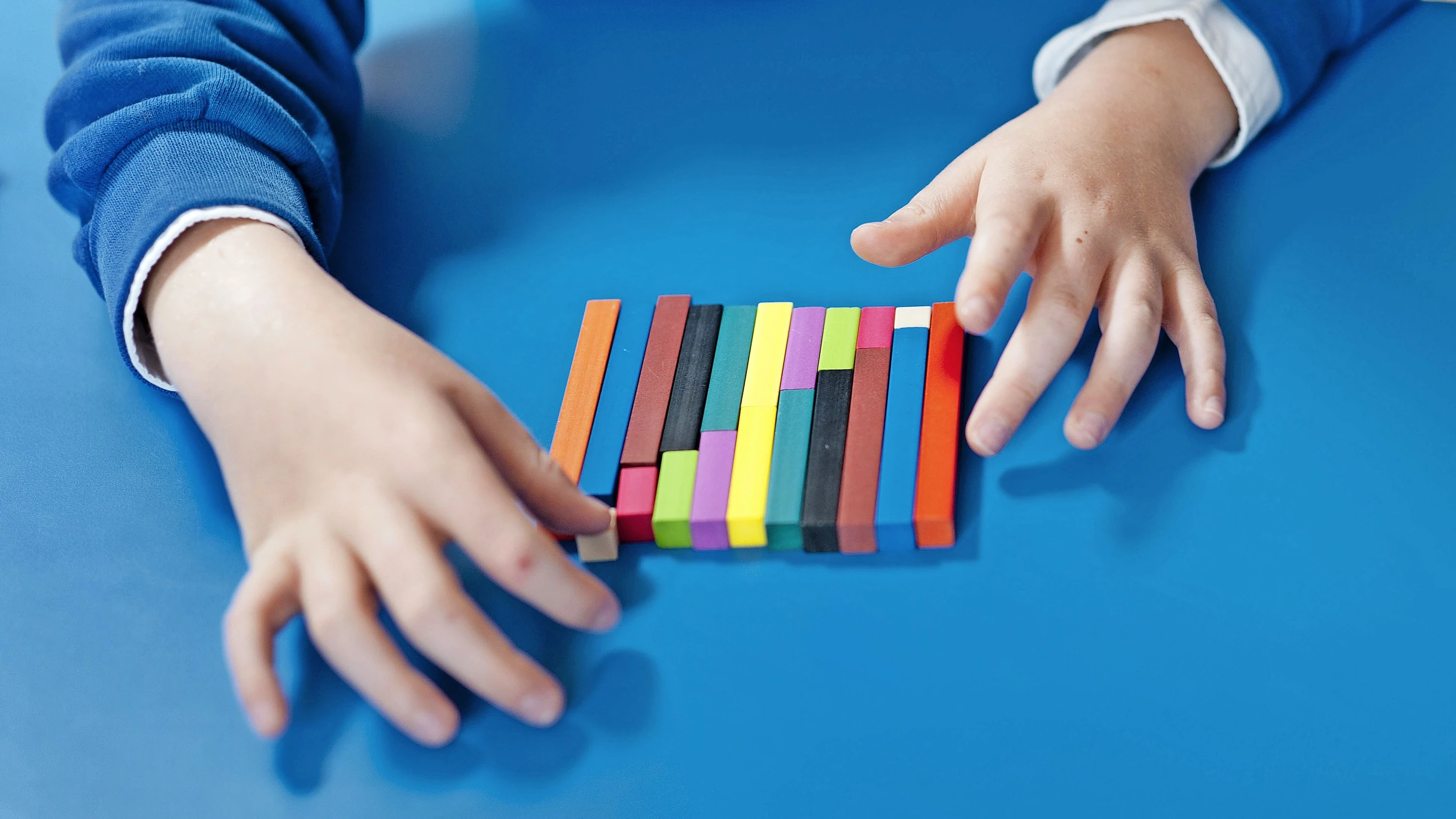 Mit Cuisenaire-Stäbchen können Kinder Mengenverhältnisse besser begreifen. - P. Wolmuth/REA/Laif