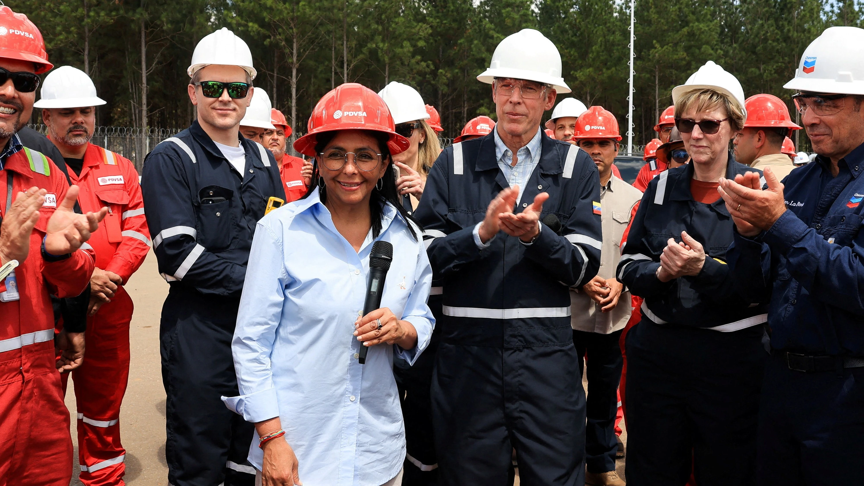 Das schwarze Gold weckt Begehrlichkeiten: Venezuelas Interimspräsidentin Delcy Rodríguez (m.) und US-Energieminister Chris Wright (3. v. r.) beim Besuch einer Ölförderanlage im Bundesstaat Monagas - Reuters