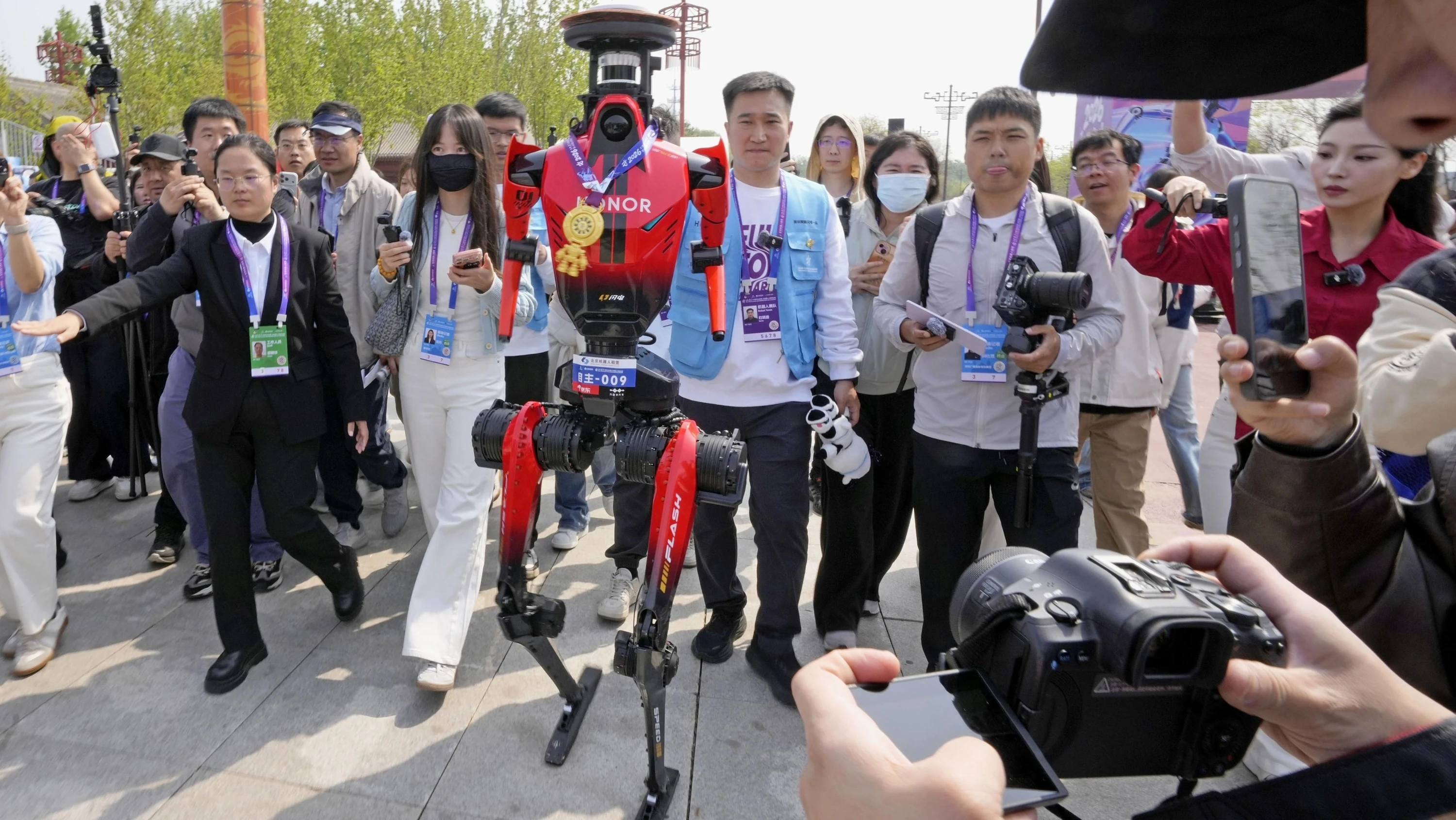 Peking: Humanoide Roboter hängen Menschen bei Halbmarathon ab