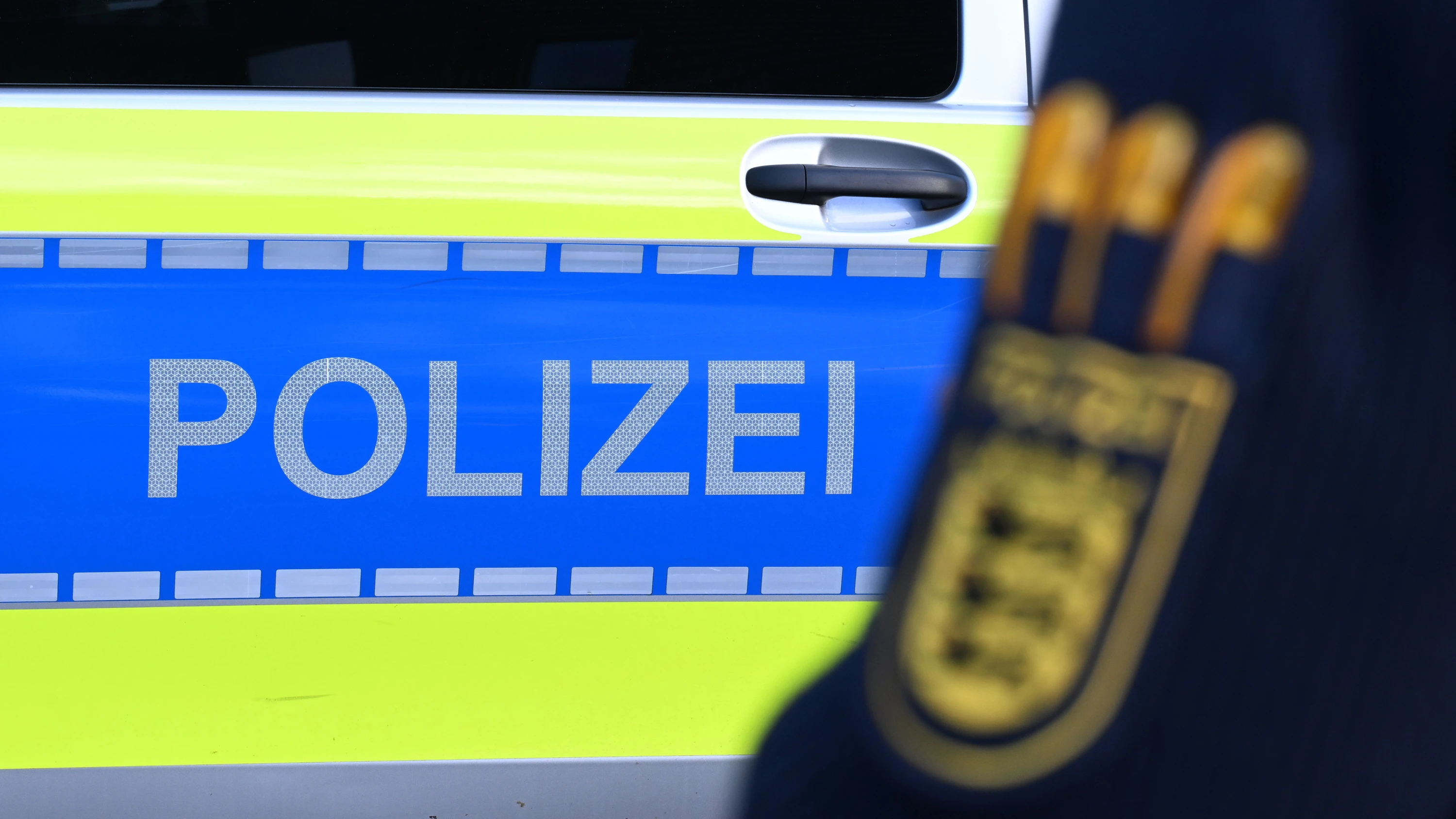 Lebensgefährlich verletzt: Frau überfährt Mann in Garage – parkt und geht Lebensgefährlich verletzt: Frau überfährt Mann in Garage – parkt und geht