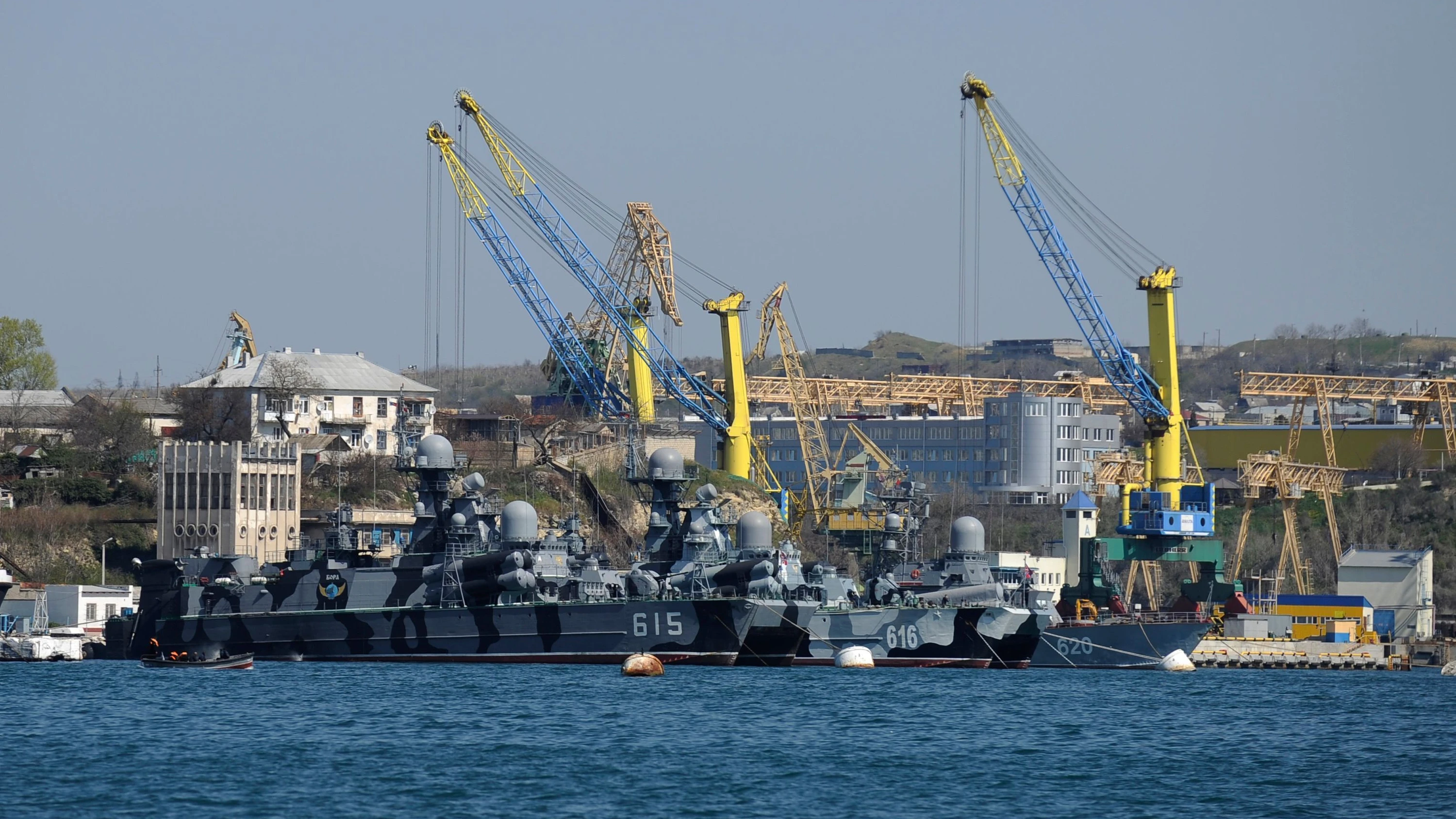 Schiffe der russischen Schwarzmeerflotte liegen am 31. März 2014 in einer der Buchten von Sewastopol. - dpa